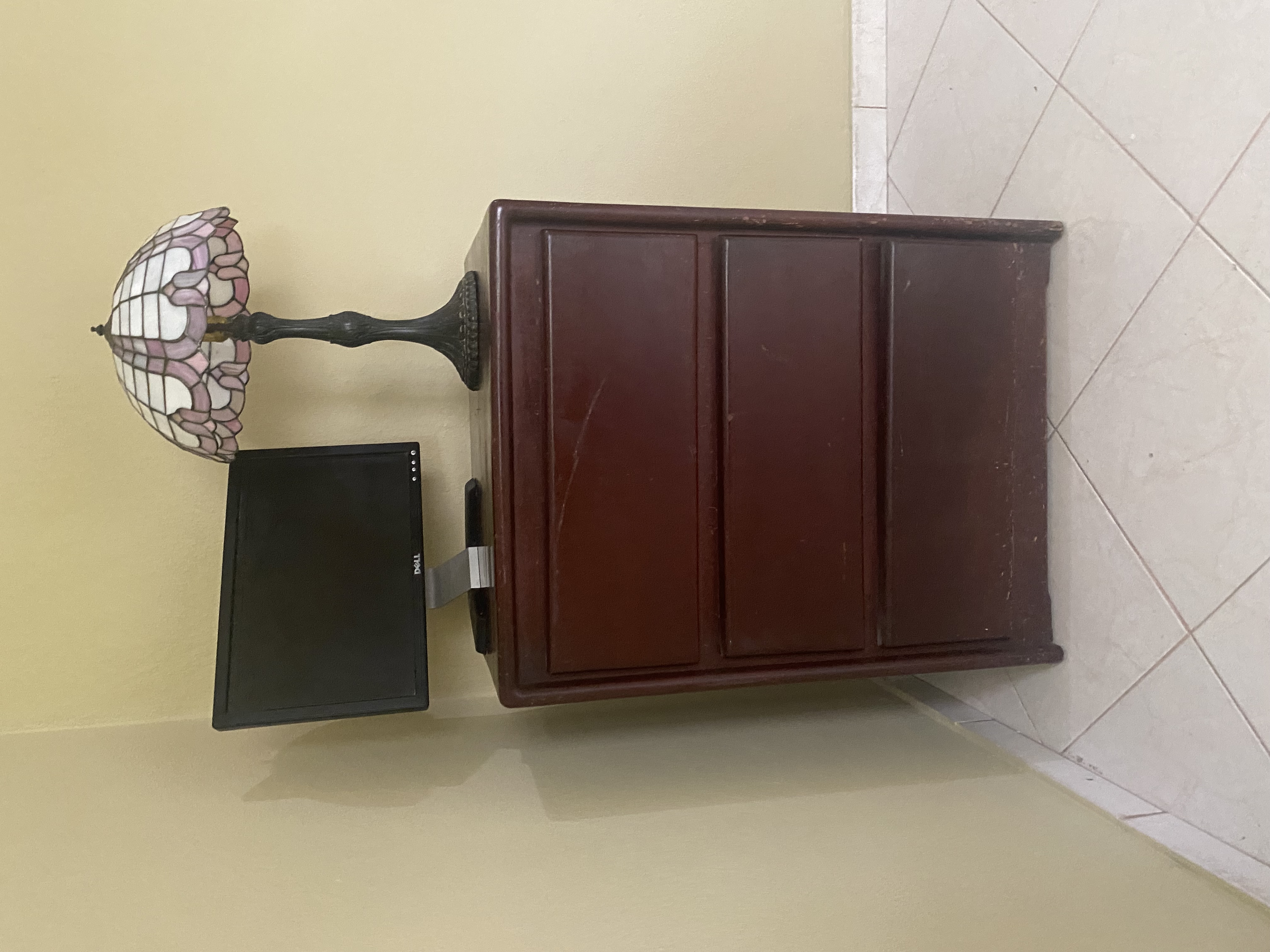 muebles y colchones - Mesa caoba lámpara vitral y monitor  1
