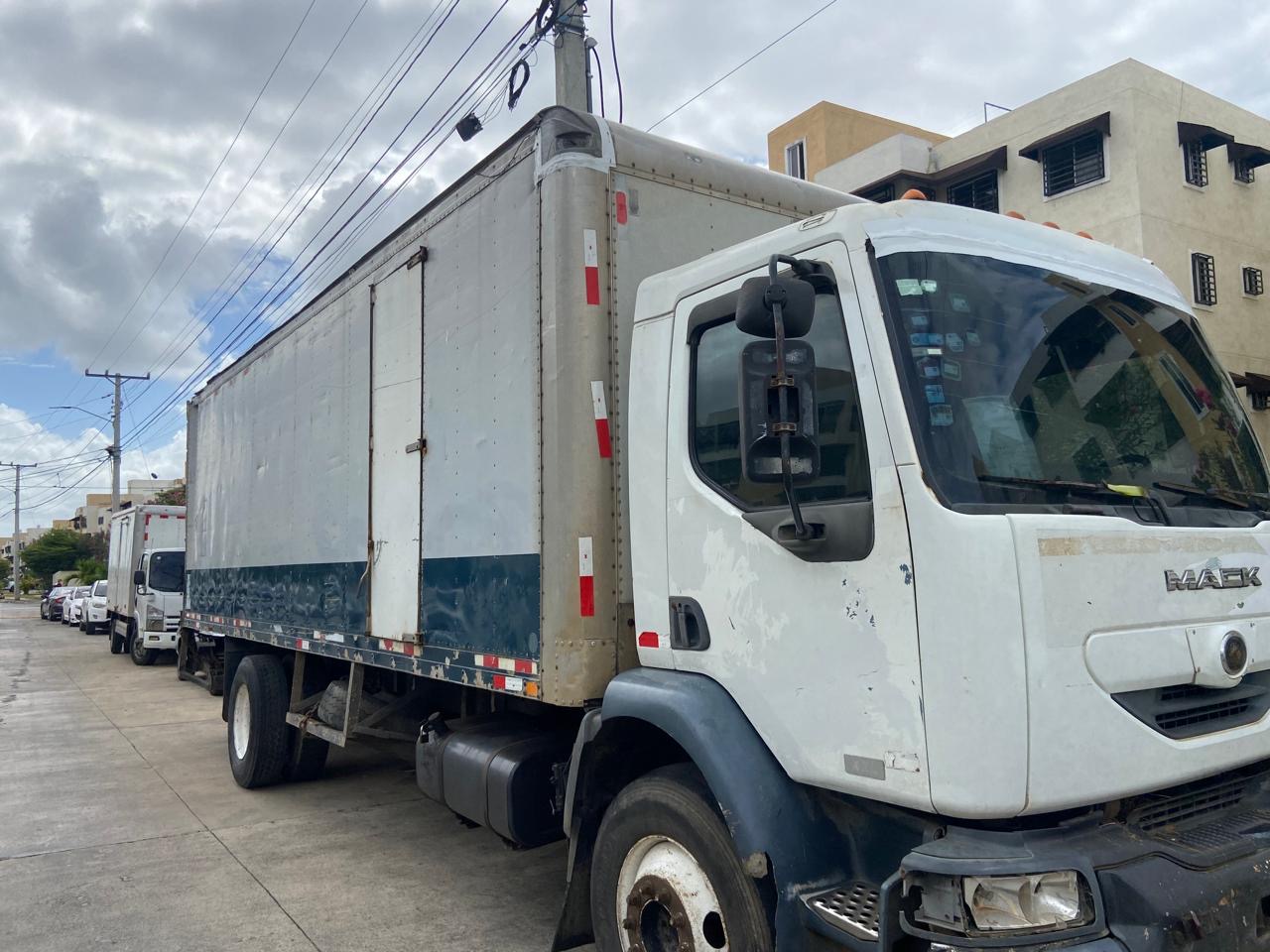 camiones y vehiculos pesados - Camión Mack MV-322 de 26 pies con rampa y fungen cerrado, listo para trabajar  2