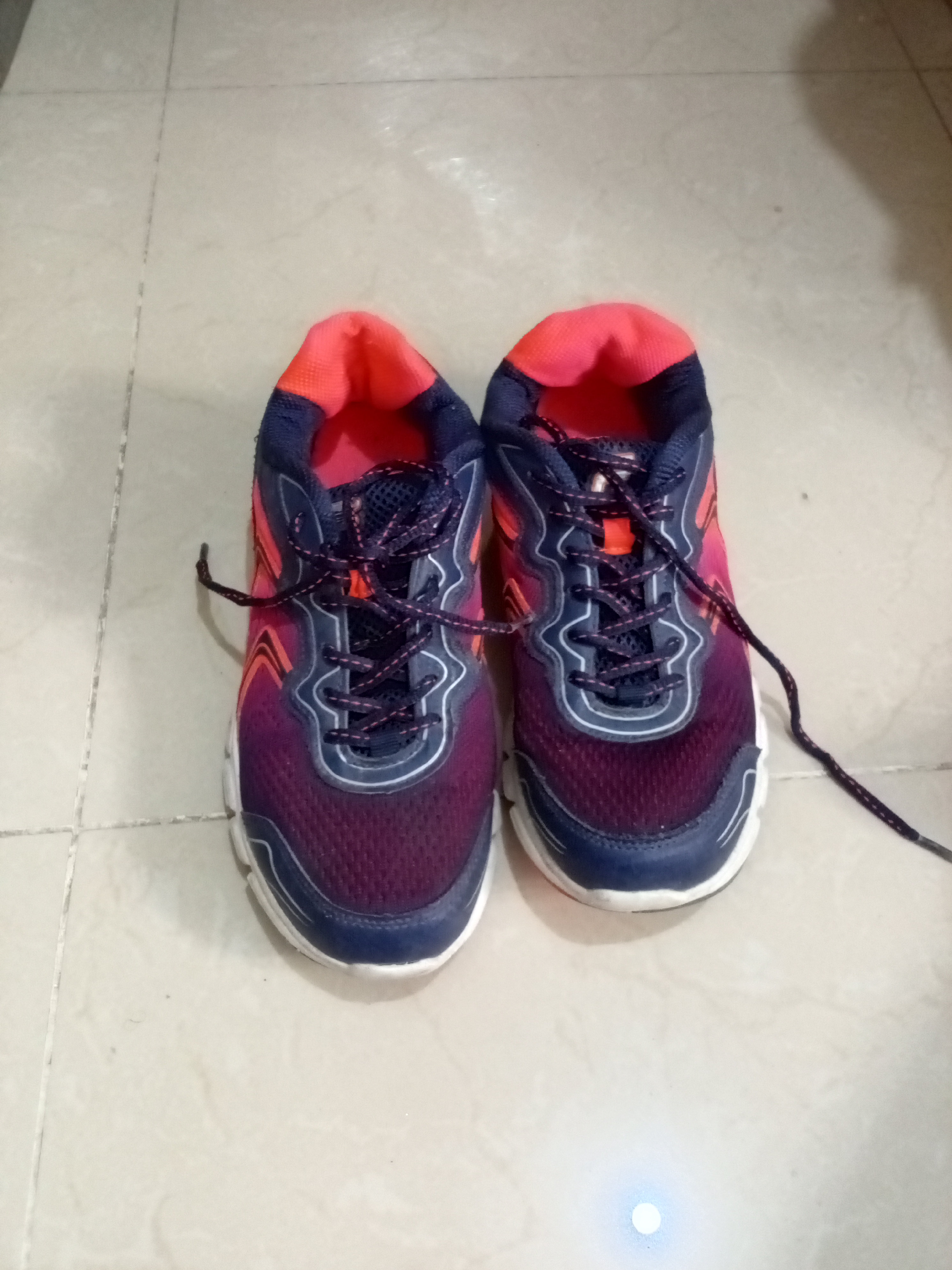 zapatos para mujer - Confortables tenis deportivos de mujer Fila, talla 9, color azul y rosa.