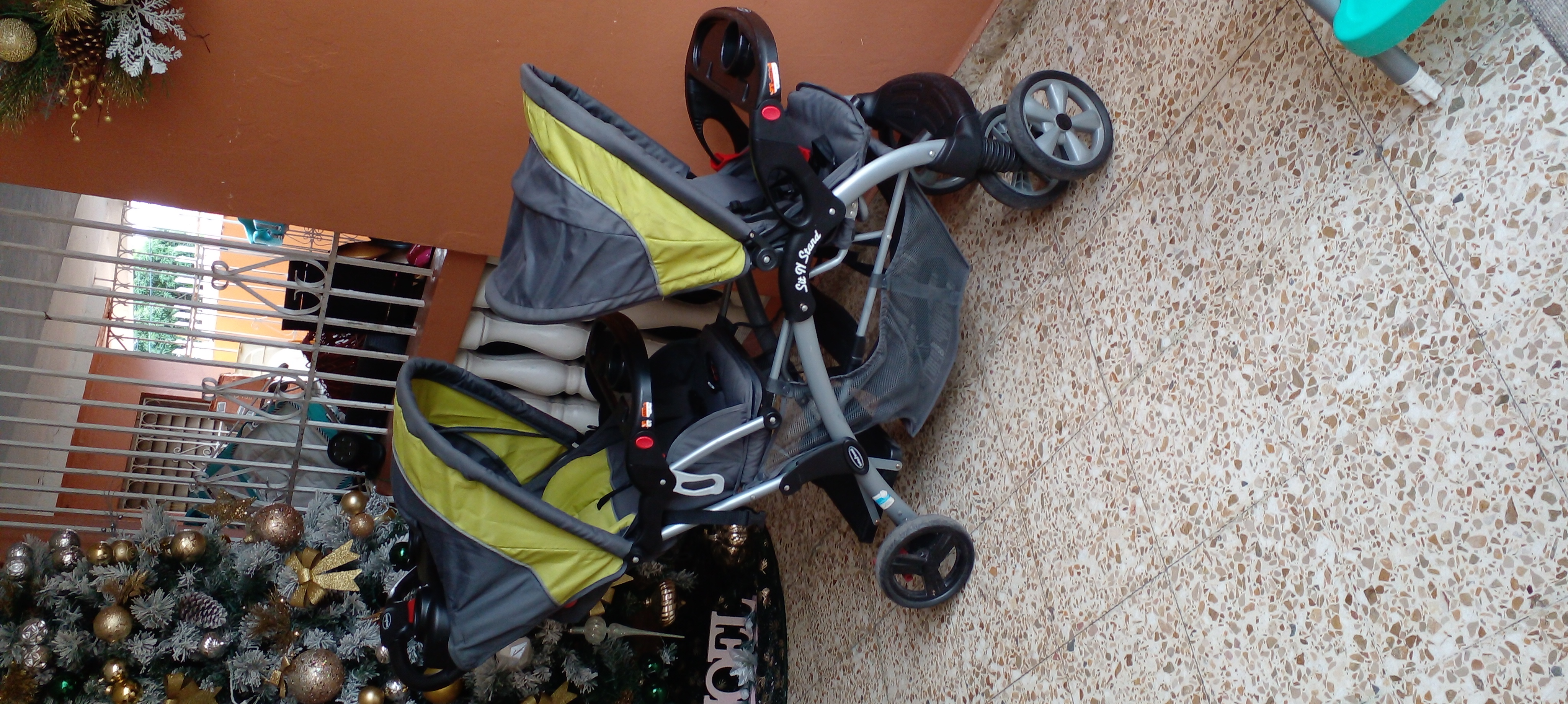 coches y sillas - Coche doble  baby tren como nuevo resien importado usa. para dos niños 1