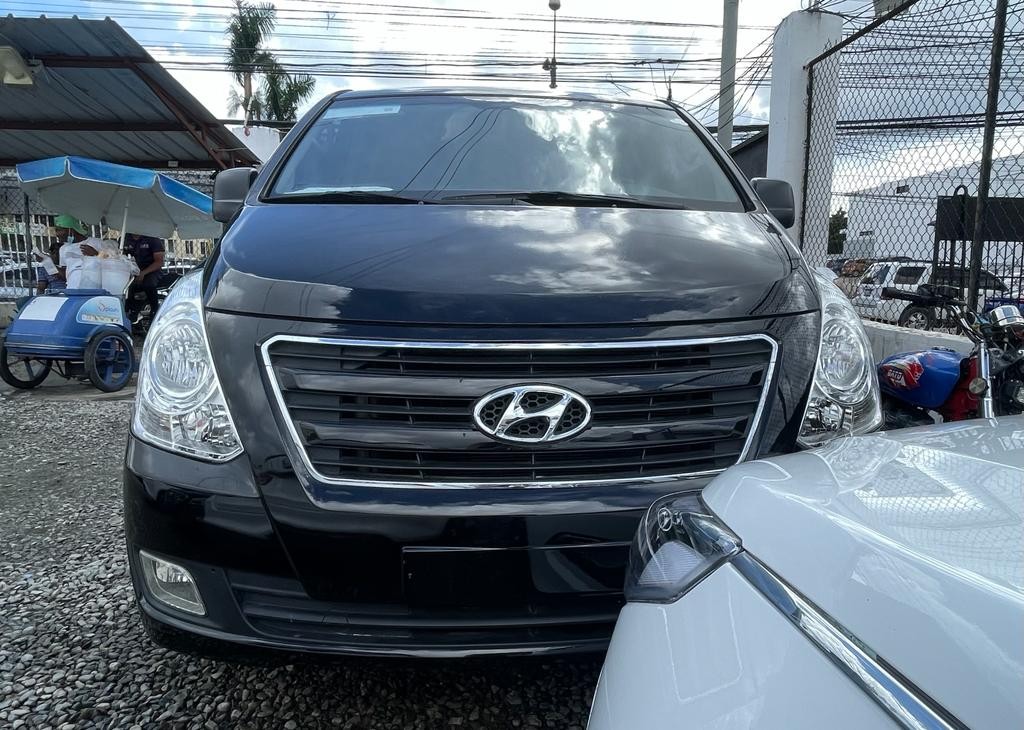 jeepetas y camionetas - HYUNDAI GRAND STAREX 2017 NEGRA