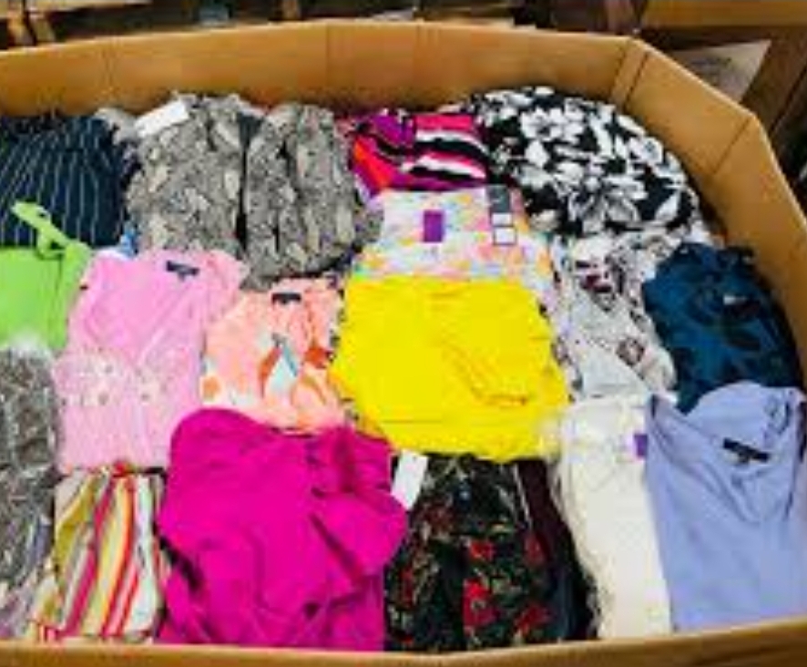 ropa para mujer - Lote de mas de 350 piezas incluye ropa, cartera y  1