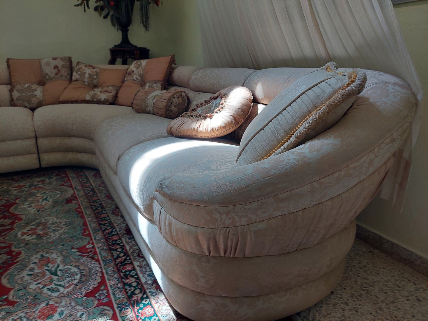 muebles y colchones - Vendo Hermoso juego de sala (SOFA, MESA Y BUTACAS)
 1