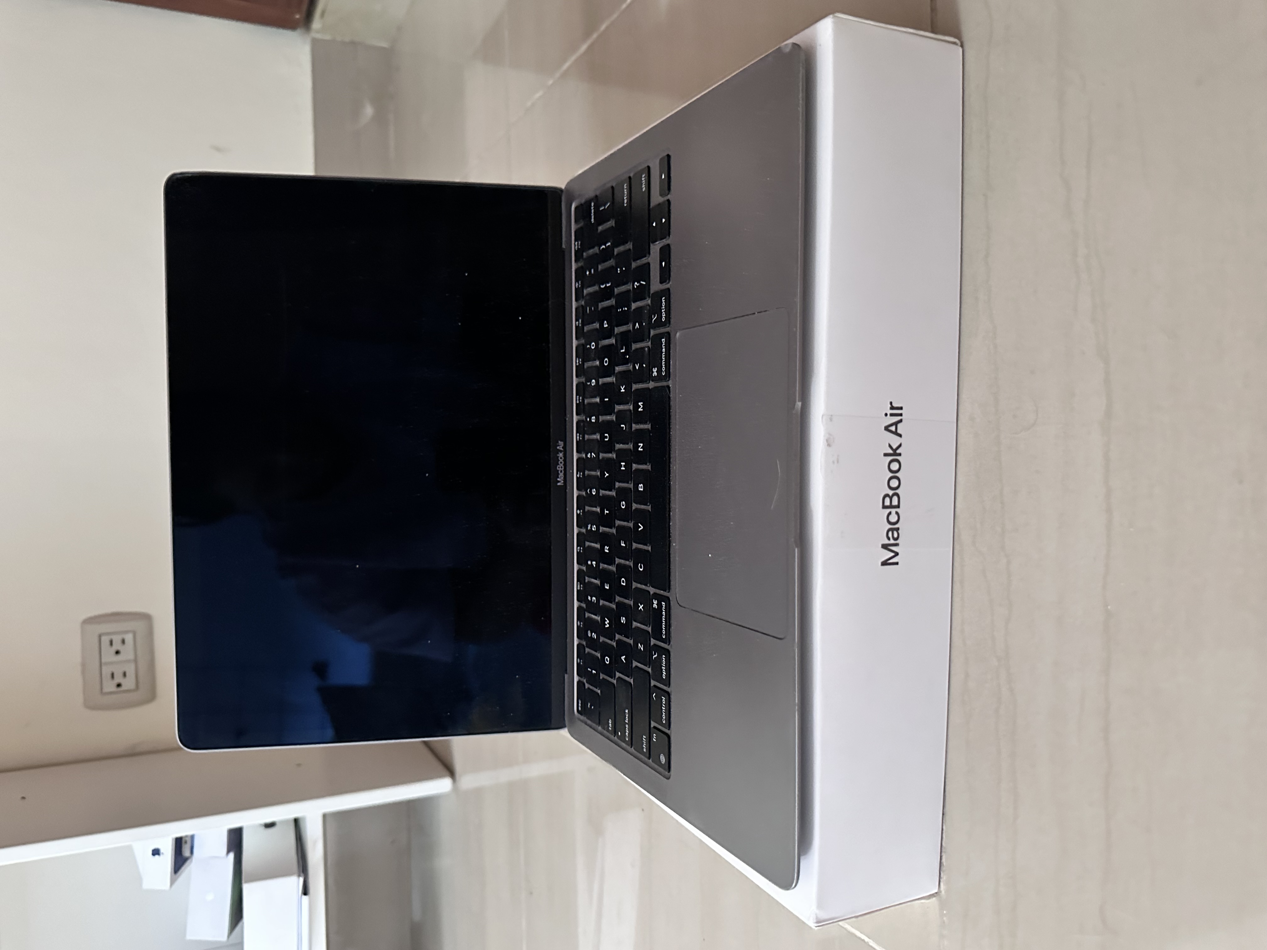computadoras y laptops - MACBOOK AIR 13” M1 8/256