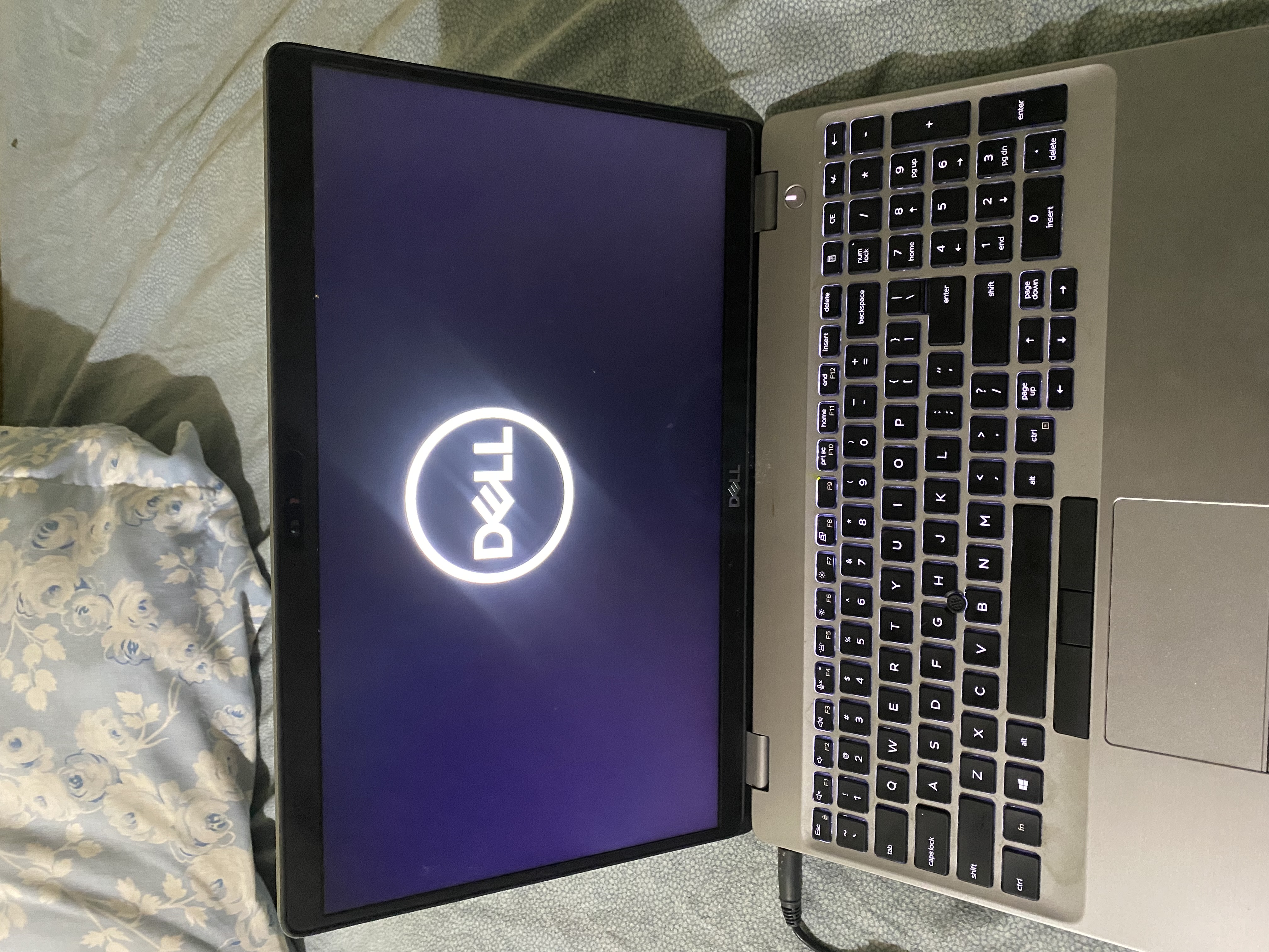 computadoras y laptops - Computadora como nueva solo 1 mes de uso  1