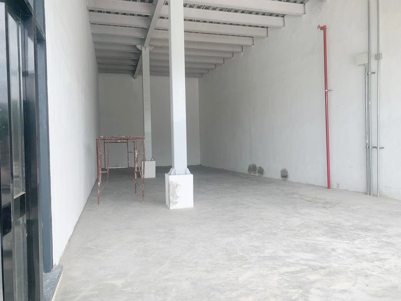 oficinas y locales comerciales - Alquiler local los Jardines amplio  6