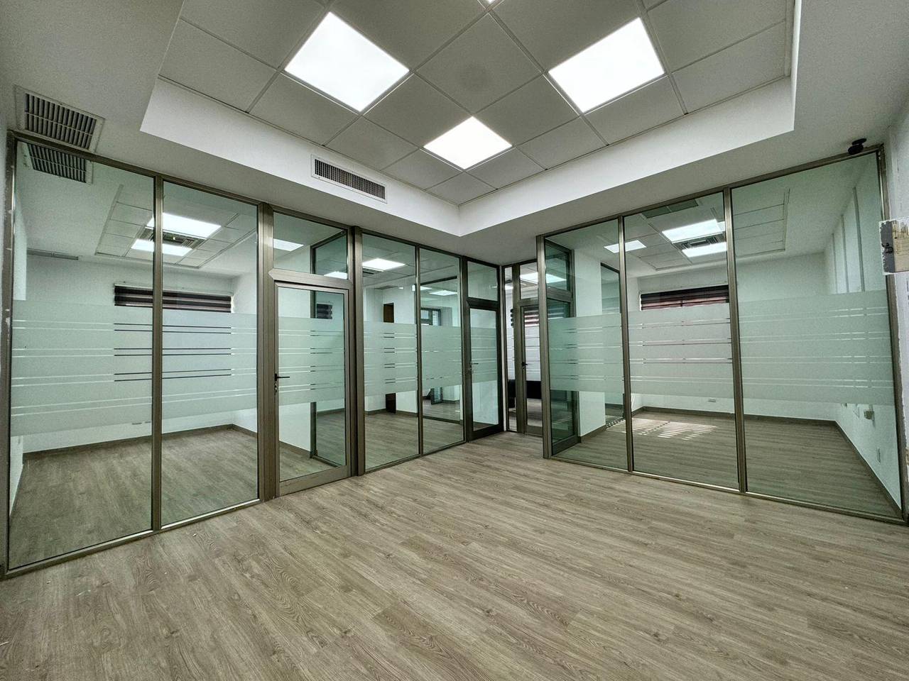 oficinas y locales comerciales - Locales para Oficinas en Ensanche Paraíso Recién r 7