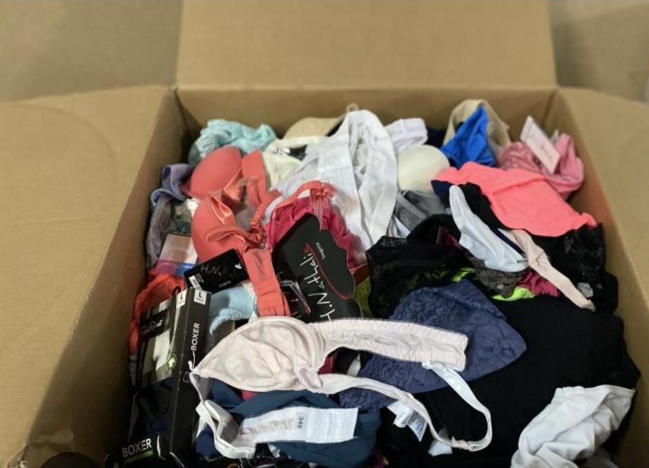 ropa para mujer - Lote de mas de 350 piezas incluye ropa, cartera y 