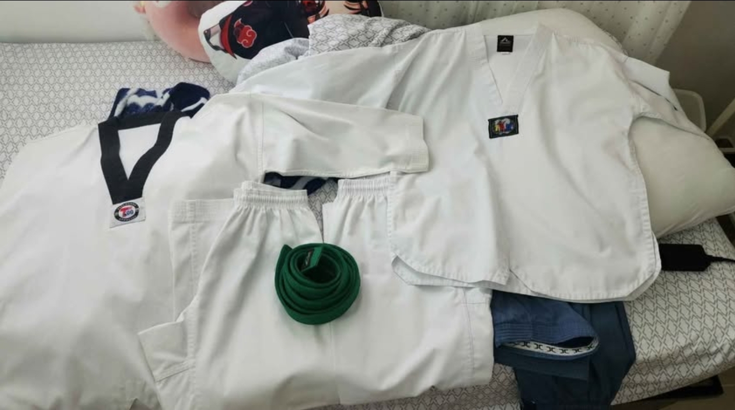 deportes - DOBOK TAEKWONDO MARCA RINGO CUELLO BLANCO TALLA 2 CON CINTURÓN VERDE NUEVO  1