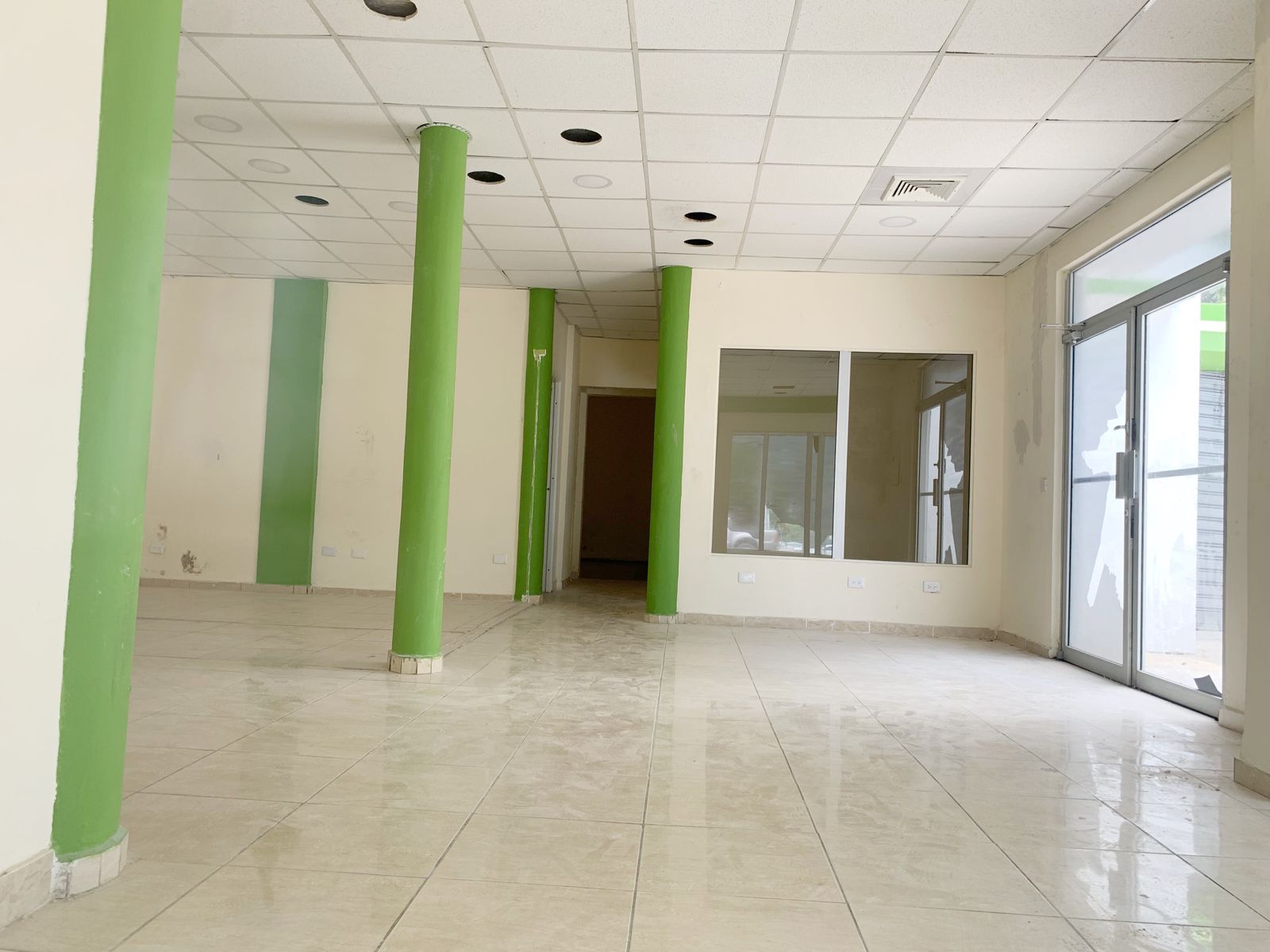 oficinas y locales comerciales - Local comercial Esquinero en alquiler gazcue 6