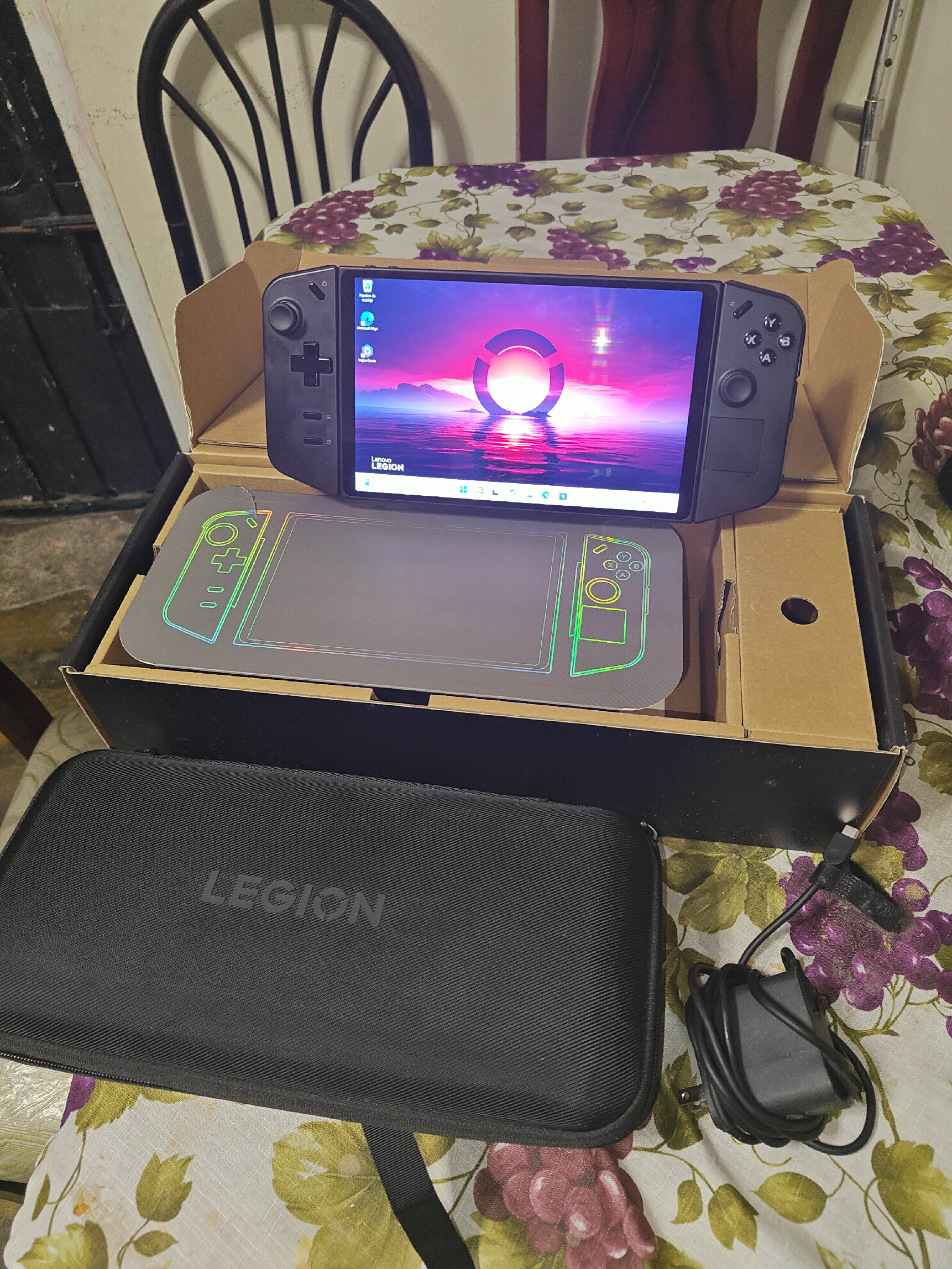 consolas y videojuegos - Lenovo legión go de 16gb y 512gb. con su cargador original, bulto y caja.