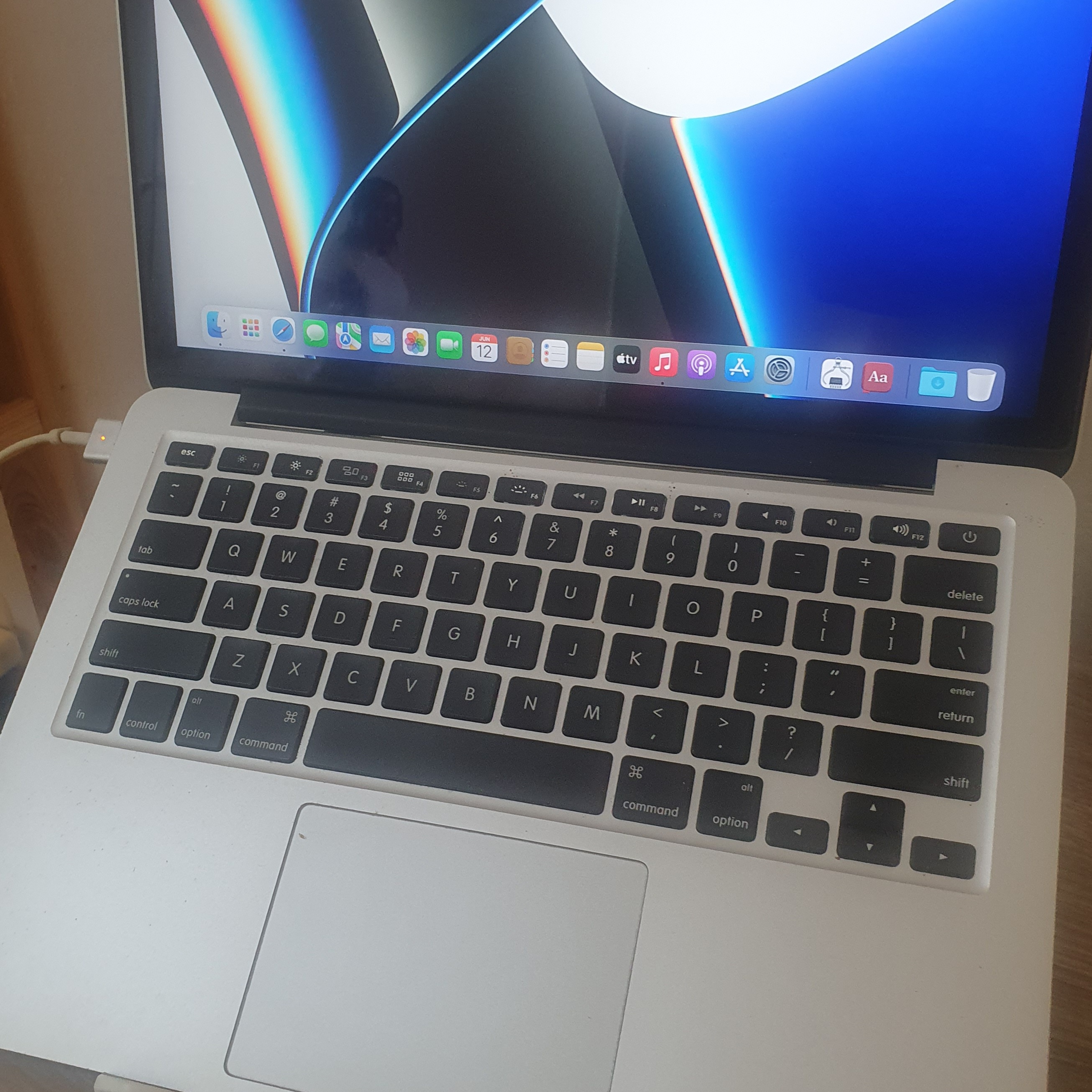 computadoras y laptops - Laptop MacBook Pro 2015, pant Retina 13,3'', 128GB, 8GB RAM, Core i5 como nueva 1