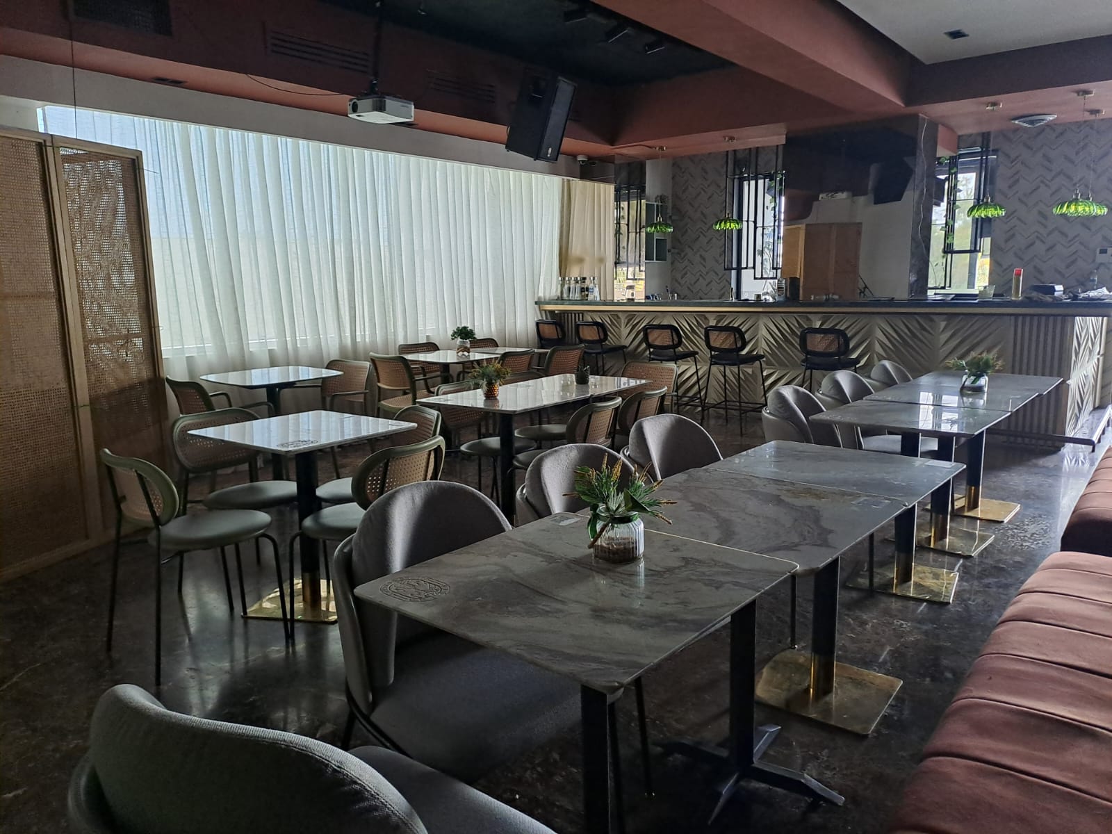 oficinas y locales comerciales - local  2do piso con terraza 117 mts en los prados 0