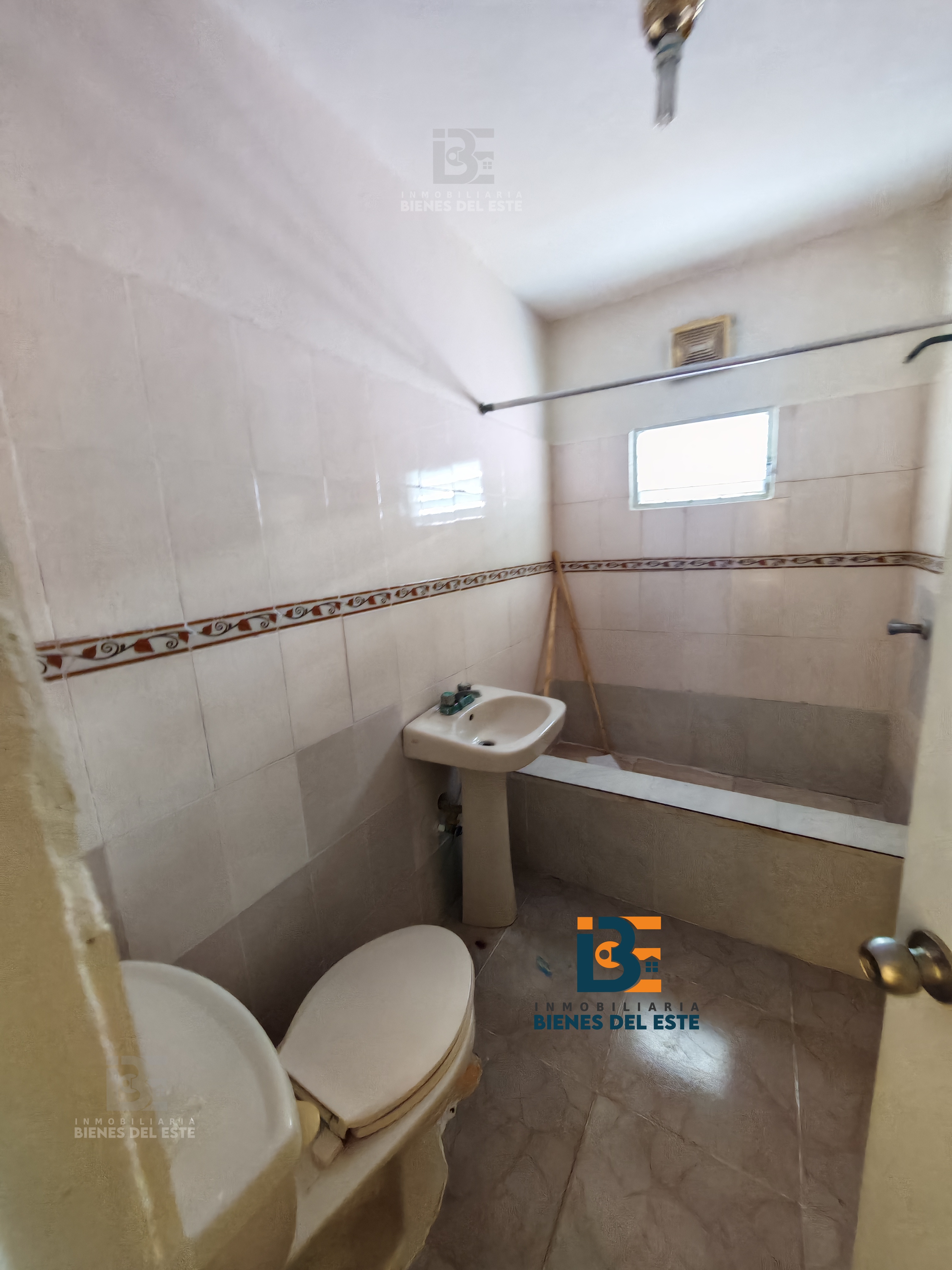 casas - Casa de Tres Habitaciones en el Juan Pablo Duarte 8