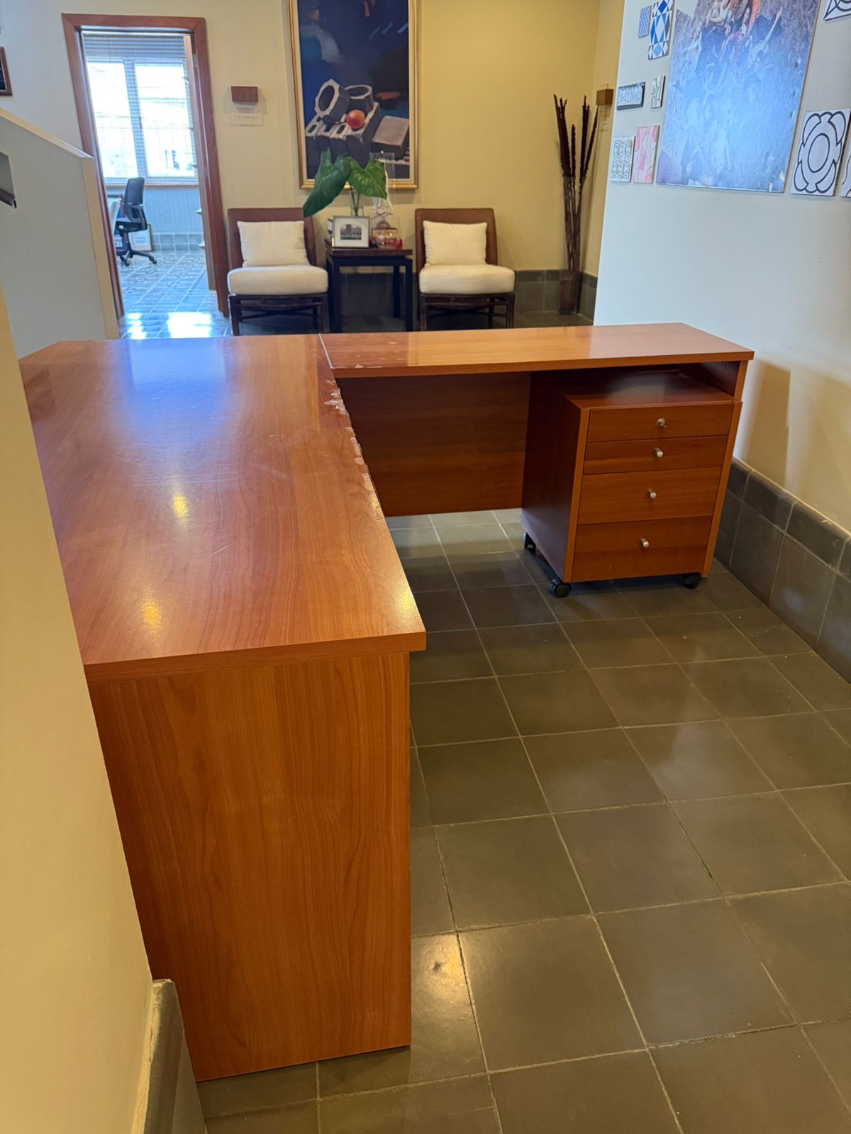 articulos de oficina - Vendo escritorio en madera prensada, con L incluida y módulo de gaveta