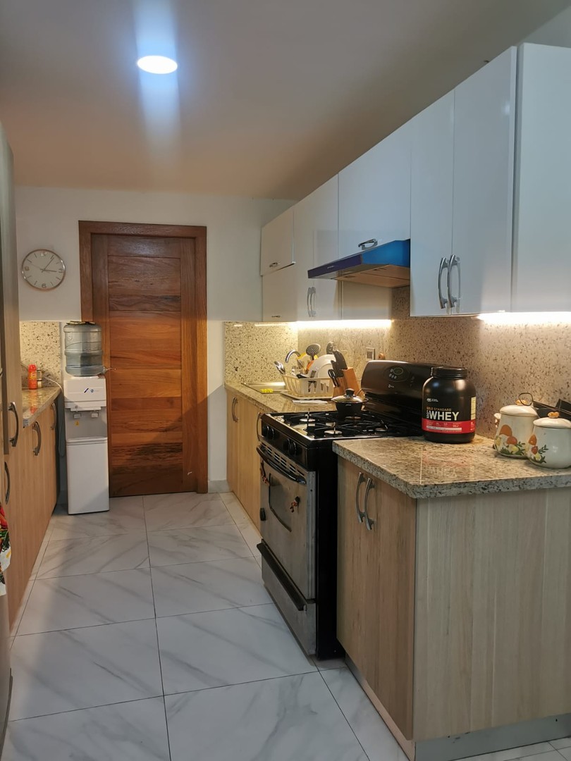 apartamentos - ‼Se vende amplio apartamento a pocas esquinas de la Churchill. 4