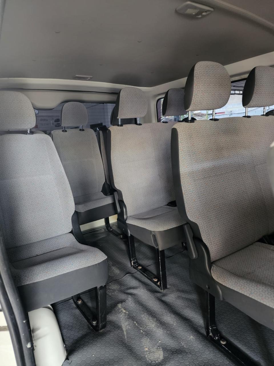 camiones y vehiculos pesados - Toyota HIACE 5