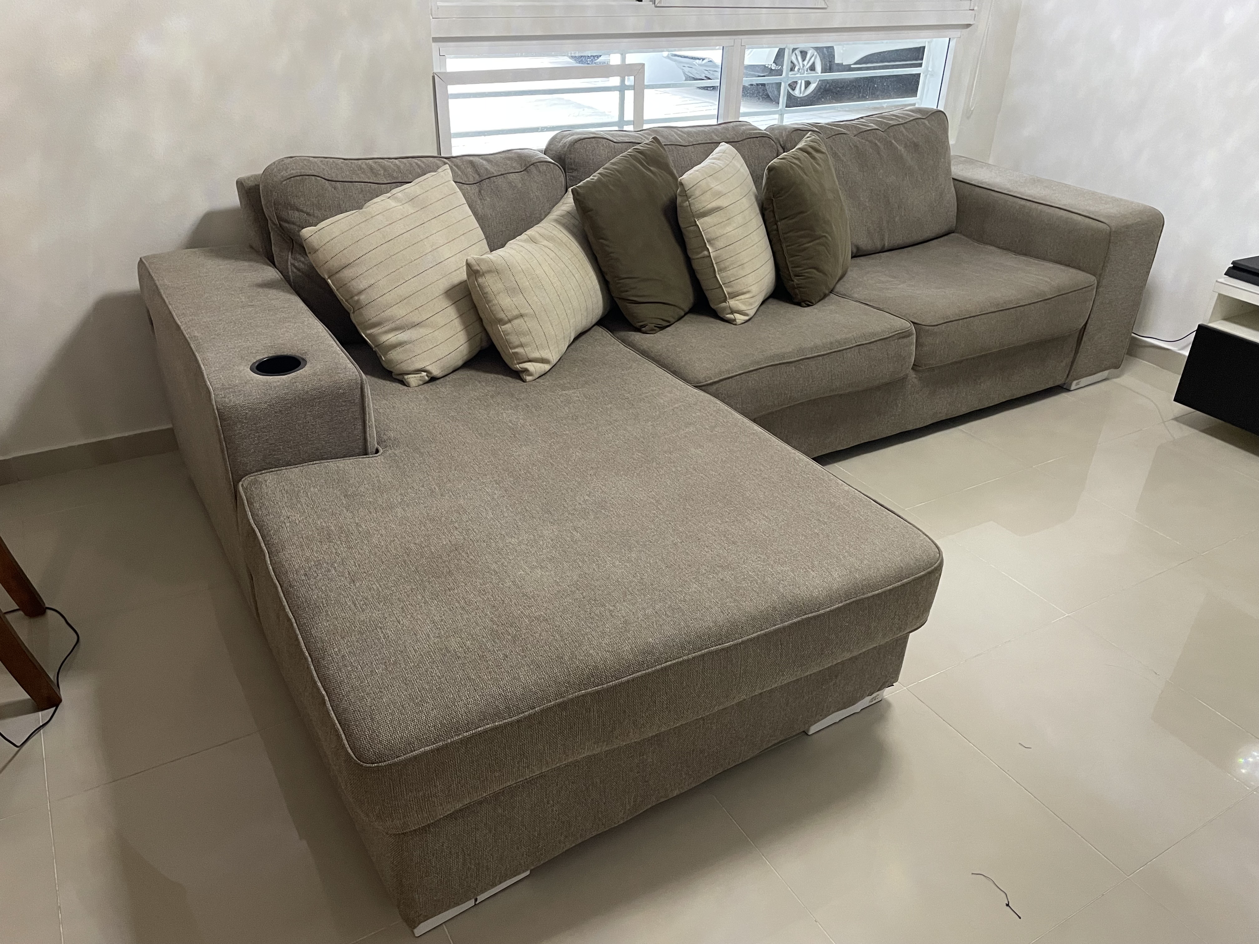 muebles y colchones - Venta de mueble en L - Espacioso y elegante, en excelente estado 0