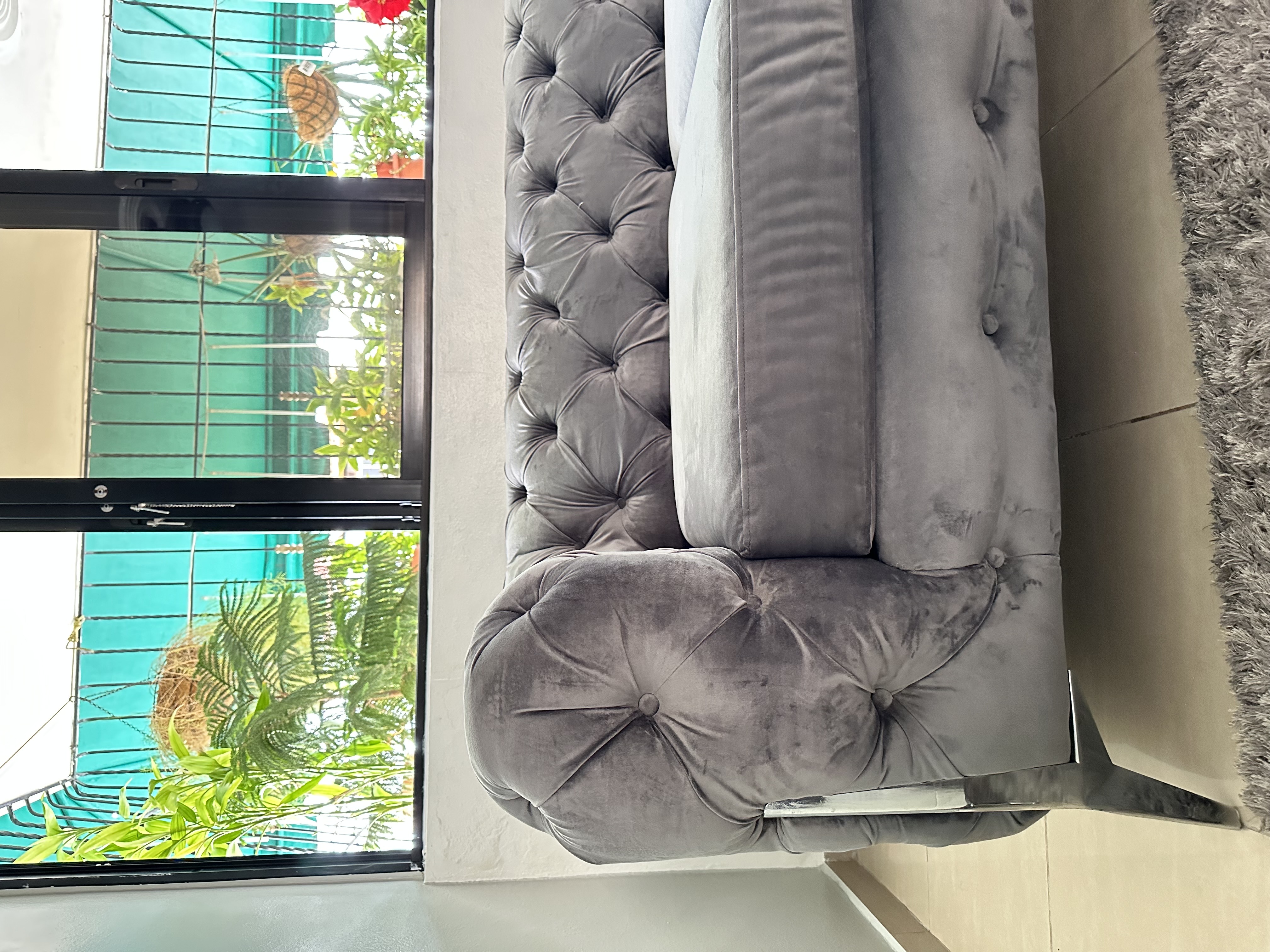 muebles y colchones - Sofá de Terciopelo Gris – Estilo Elegante y Moderno. Velvet Sofa By Everly Quinn 2