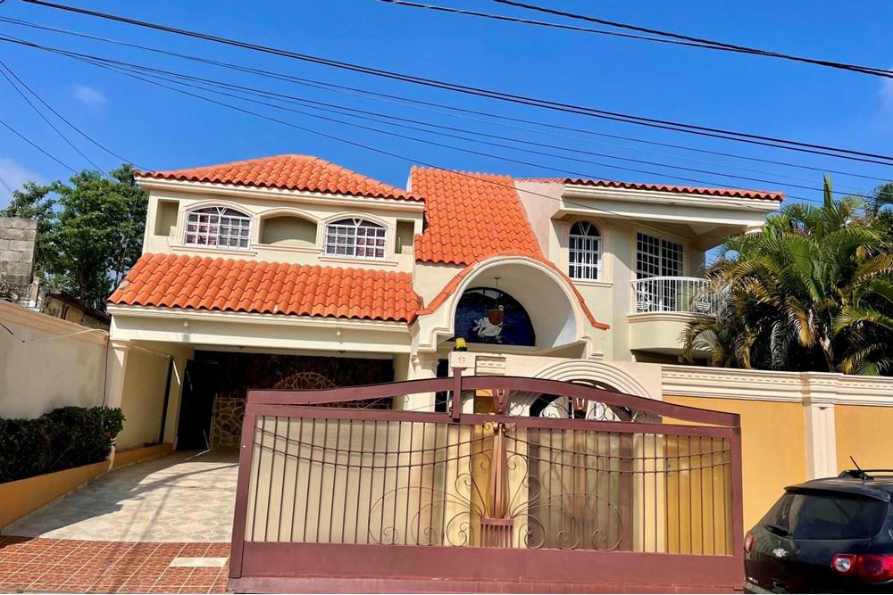 casas - ¡Encanto Clásico y Carácter Atemporal! Casa con Gazebo, Piscina y Jacuzzi 2