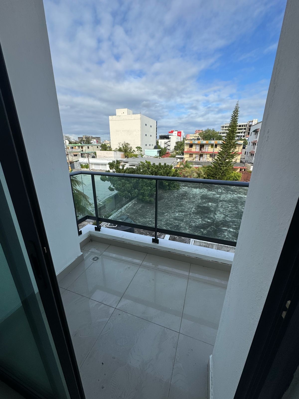 apartamentos - Vendo Miraflores piso 3 una hab 1.5 baños parqueo  6