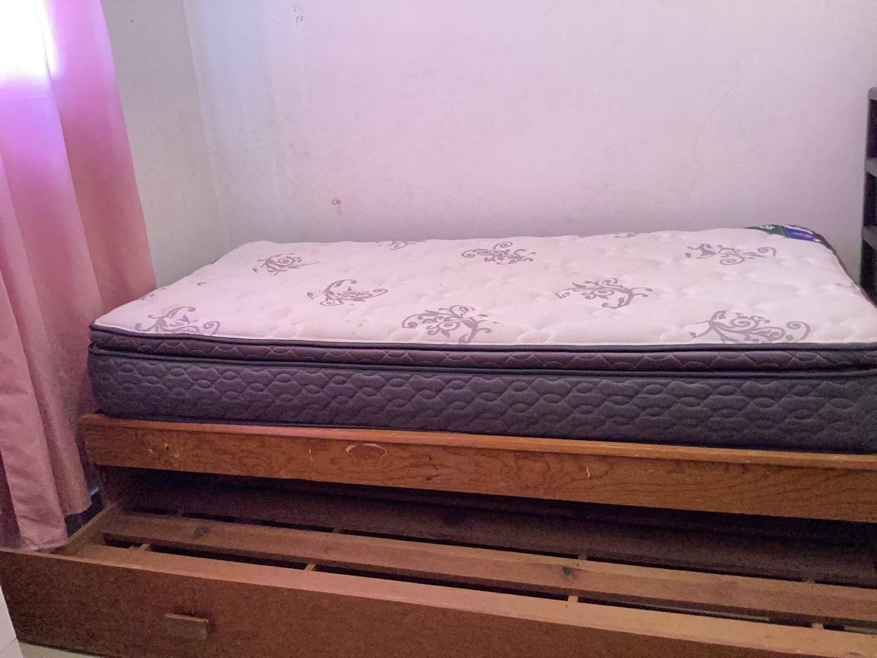 muebles y colchones - Cama Kangooro con colchon twin
El colchón está casi nuevo 