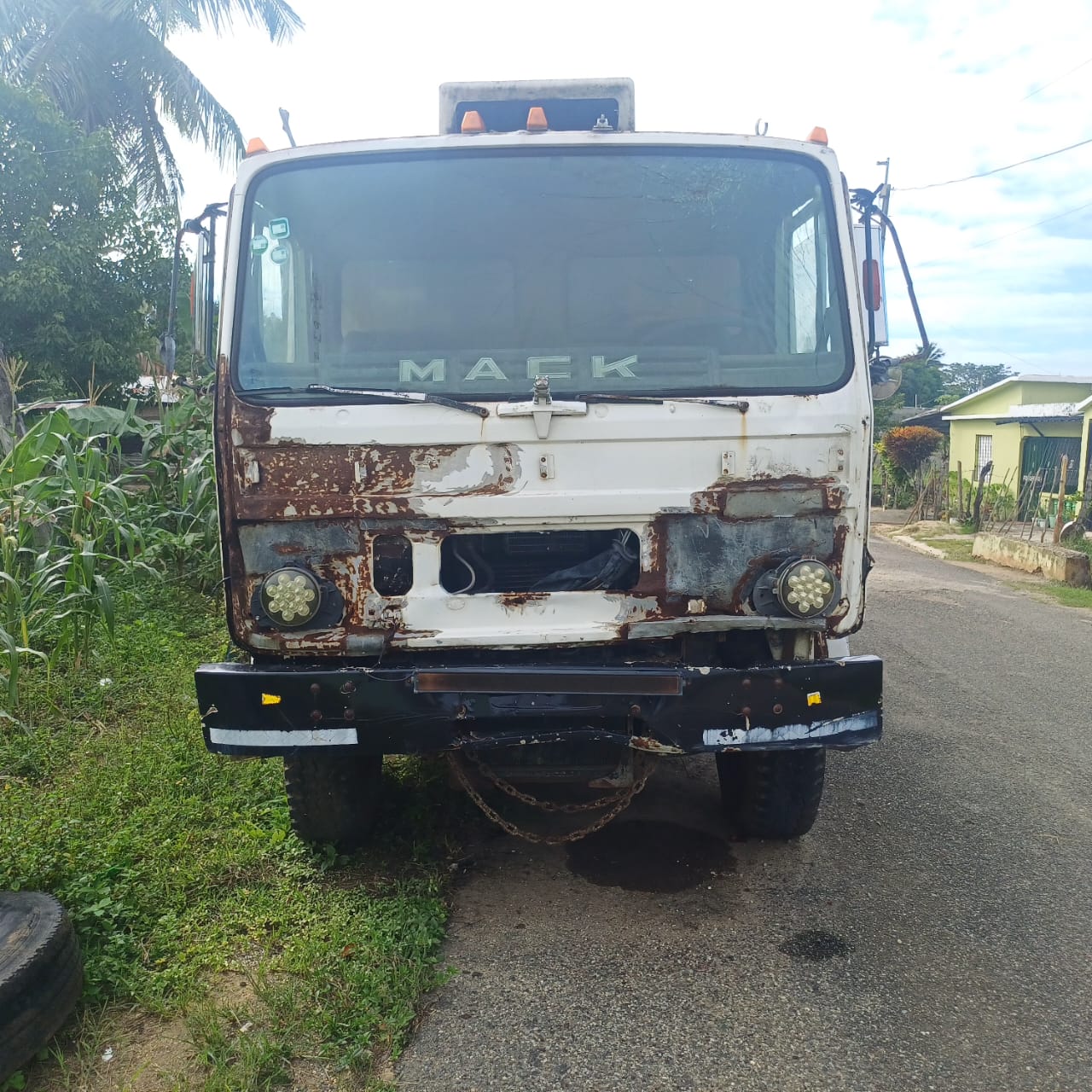 otros vehiculos - Se vende camion  Mack negociable  1