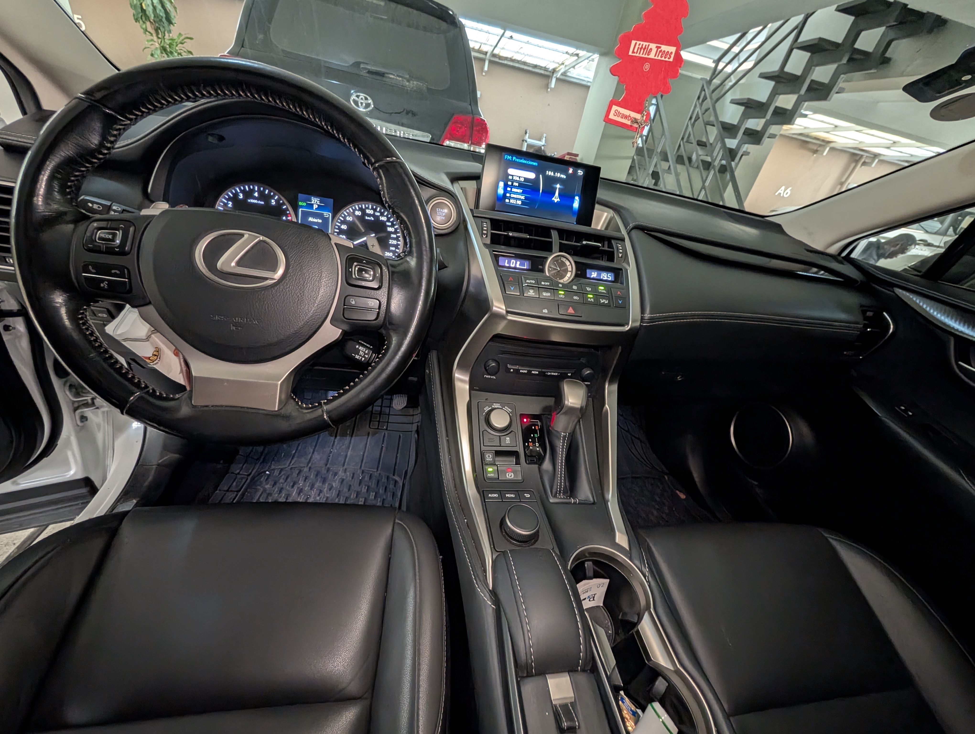 jeepetas y camionetas - Lexus NX200T de la casa único dueño con 36,000km 4