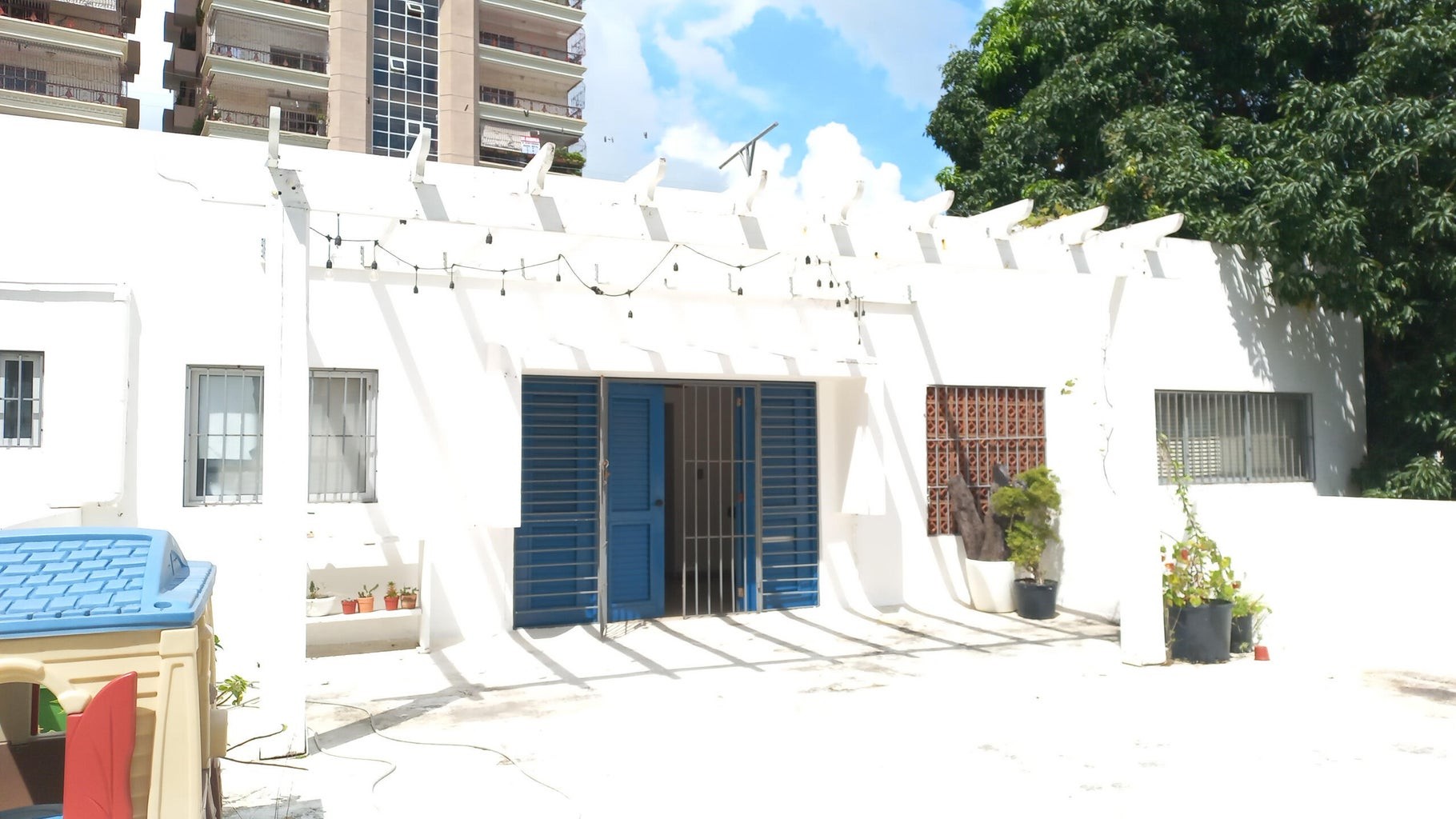 oficinas y locales comerciales - Local comercial con 6 estacionamientos. Amplias áreas internas 6