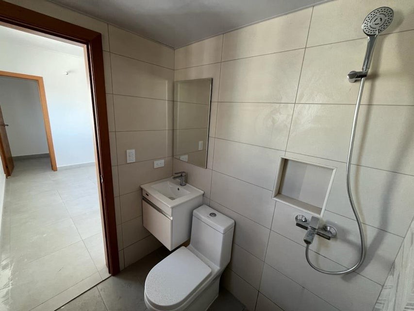apartamentos - Apartamento en alquiler #24-564 Evaristo Morales, 2 hab. ascensor, balcón. 5