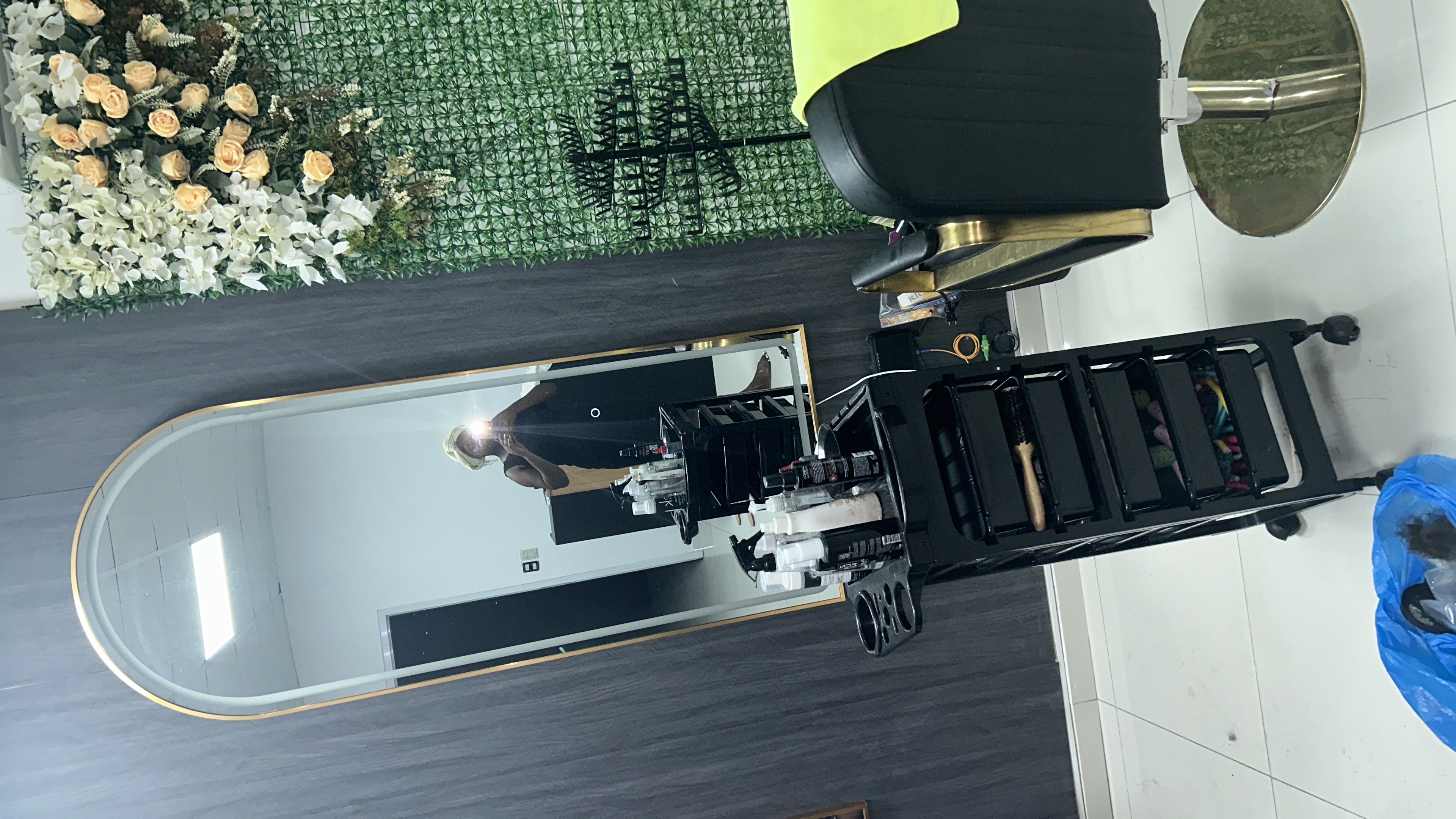 empleos disponibles - Salón de belleza abre la su puerta para pedir empleado  1