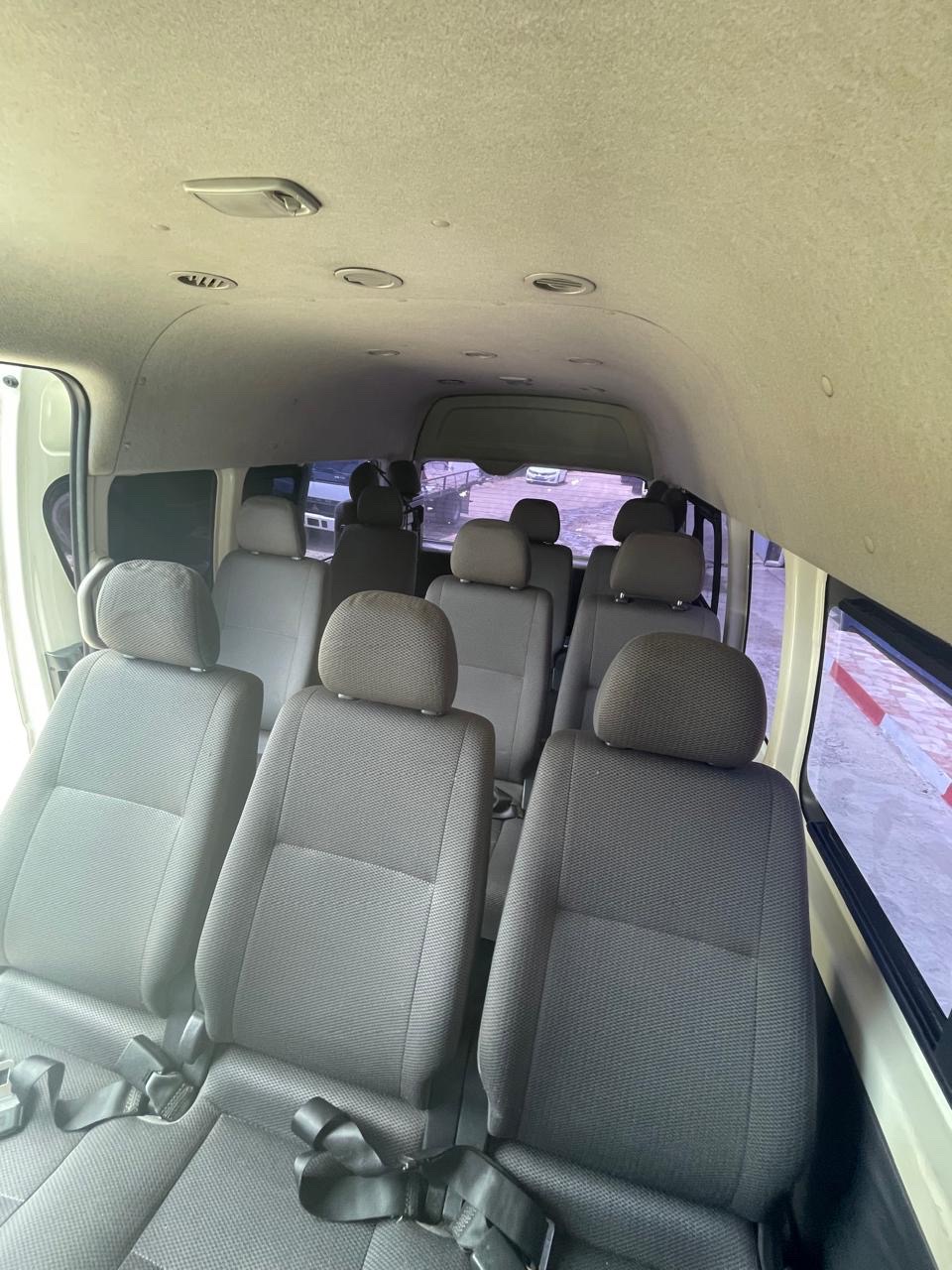 jeepetas y camionetas - Toyota haice 2017 techo alto 
 7
