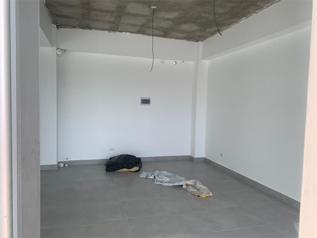 oficinas y locales comerciales - Locales nuevos en los prados  1