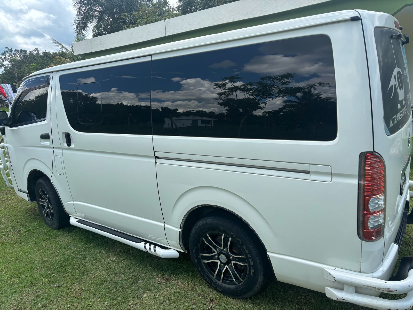 camiones y vehiculos pesados - Toyota HIACE 3