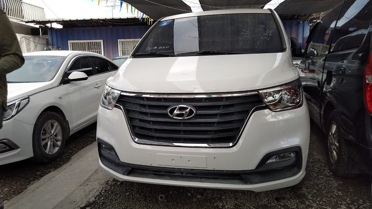 jeepetas y camionetas - HYUNDAI GRAND STAREX 2020 BLANCA
