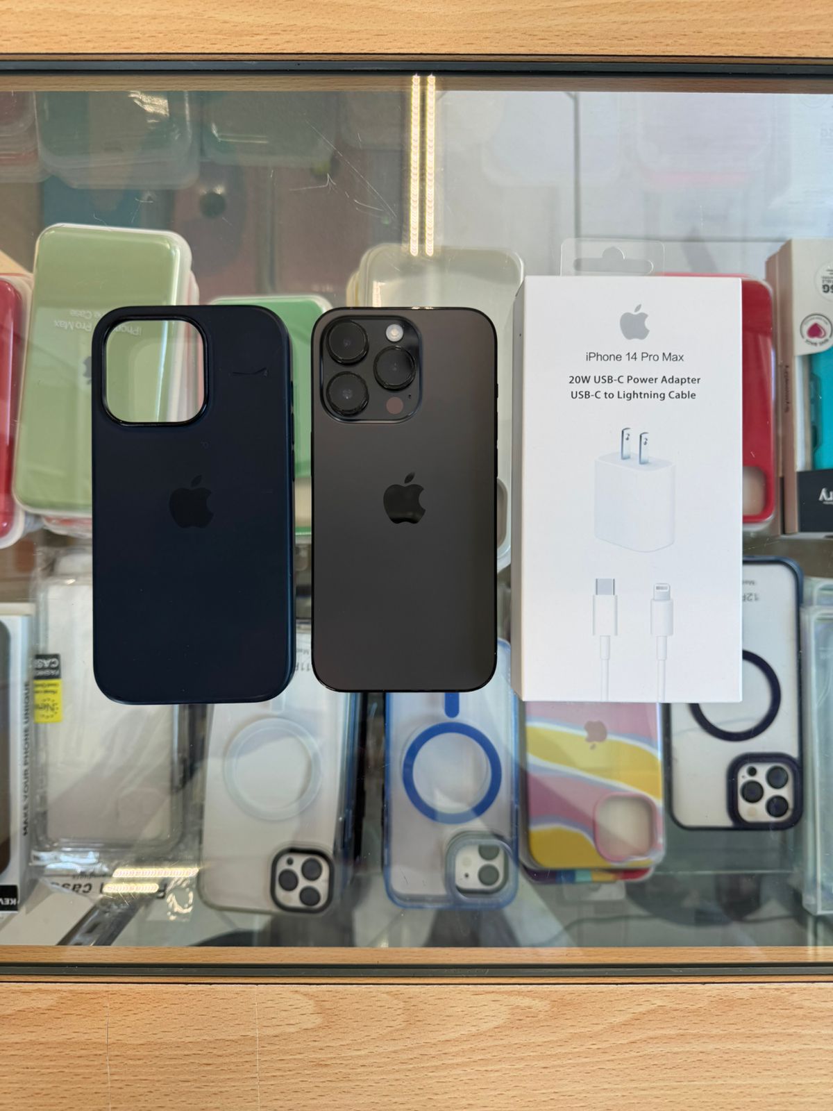 computadoras y laptops - Iphone 14 pro negro 256 GB Esim Desbloqueado.