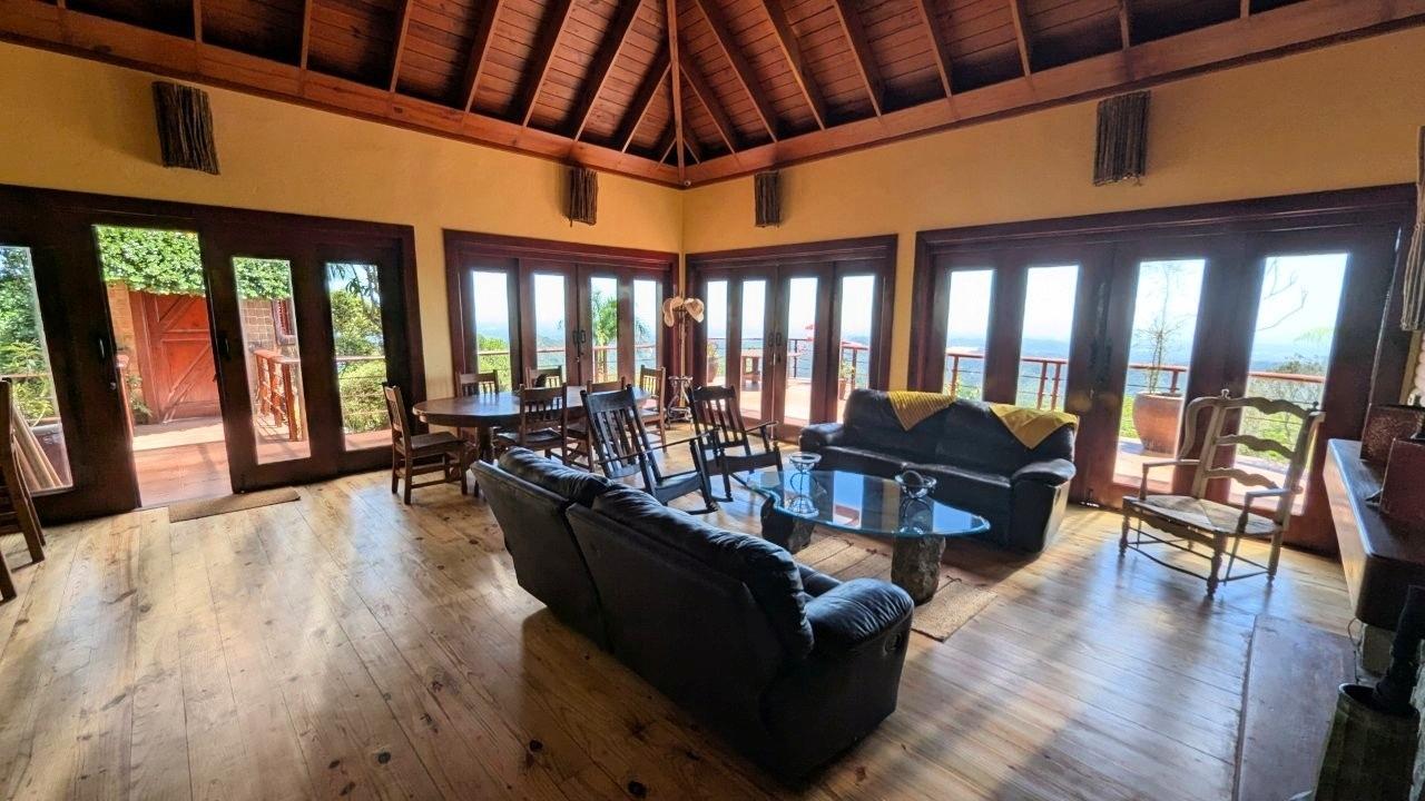 casas vacacionales y villas - Villa de Ensueño con Vistas a Montaña, Ciudad y Mar