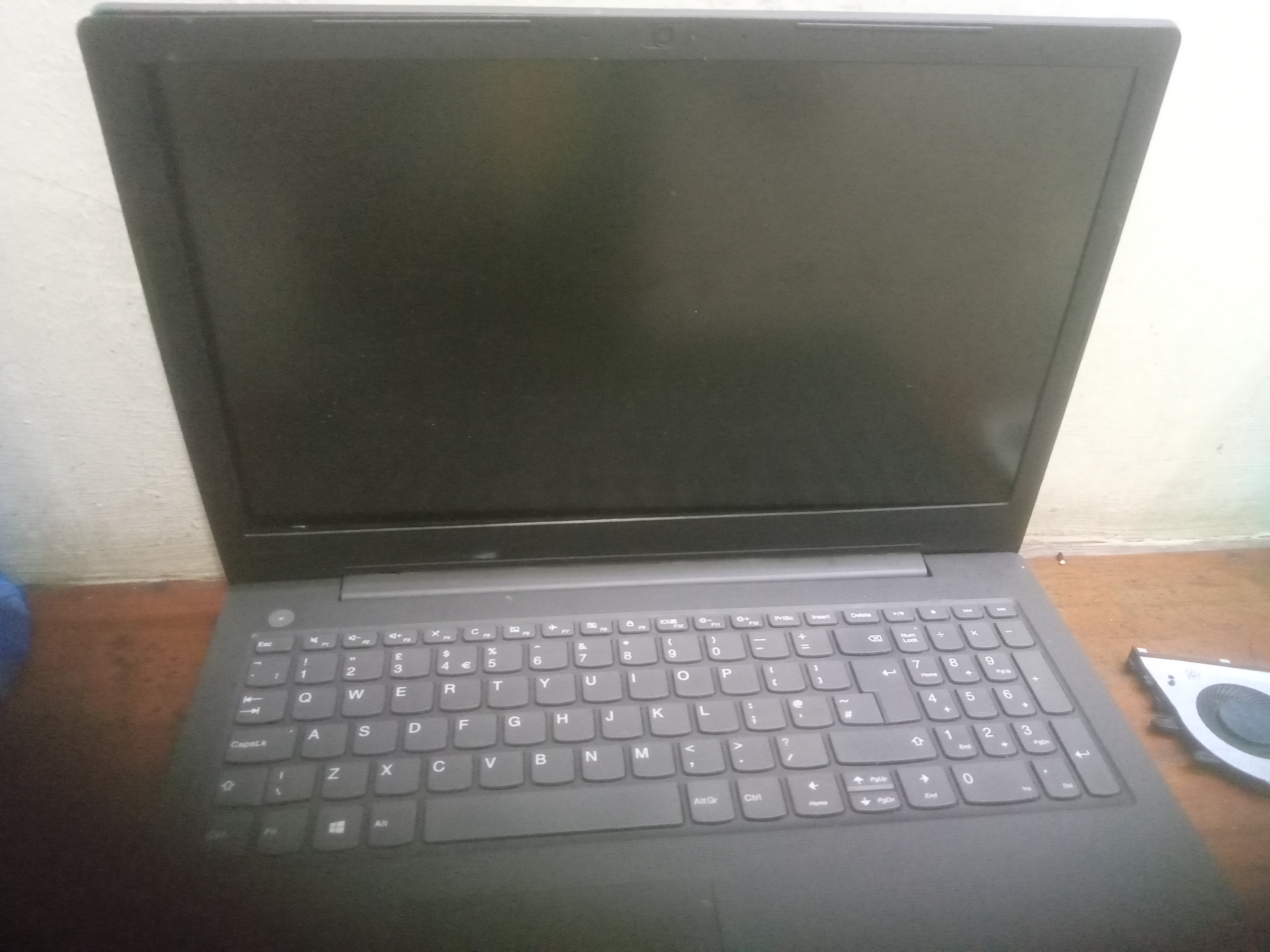 computadoras y laptops - se vende piezas de  laptop Lenovo, quemadora, abanico, batería,pantalla y mas