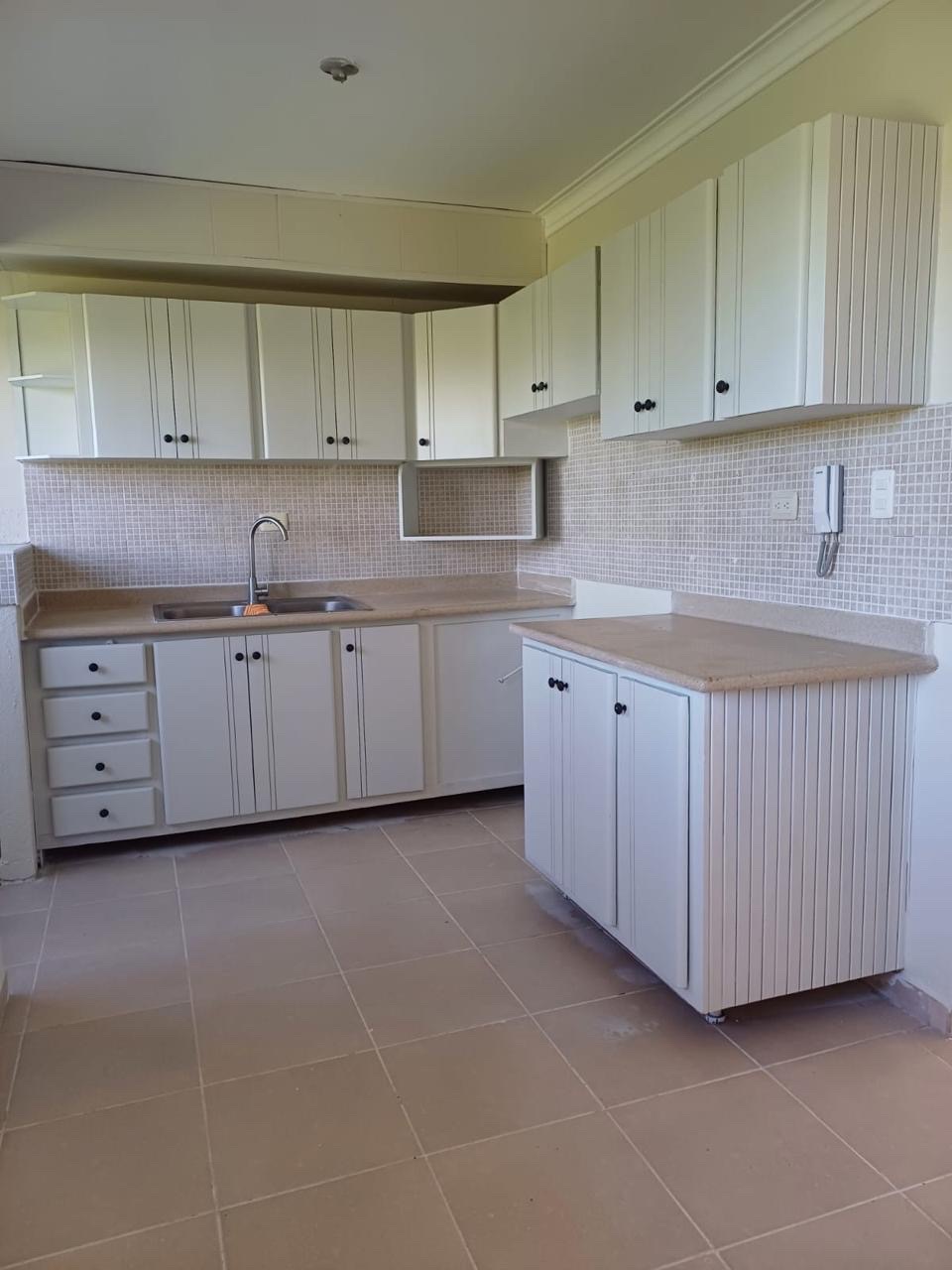 apartamentos - Vendo Apto. Res. Esther, prox. Av. Monumental,  llama al Sr Andrés  1