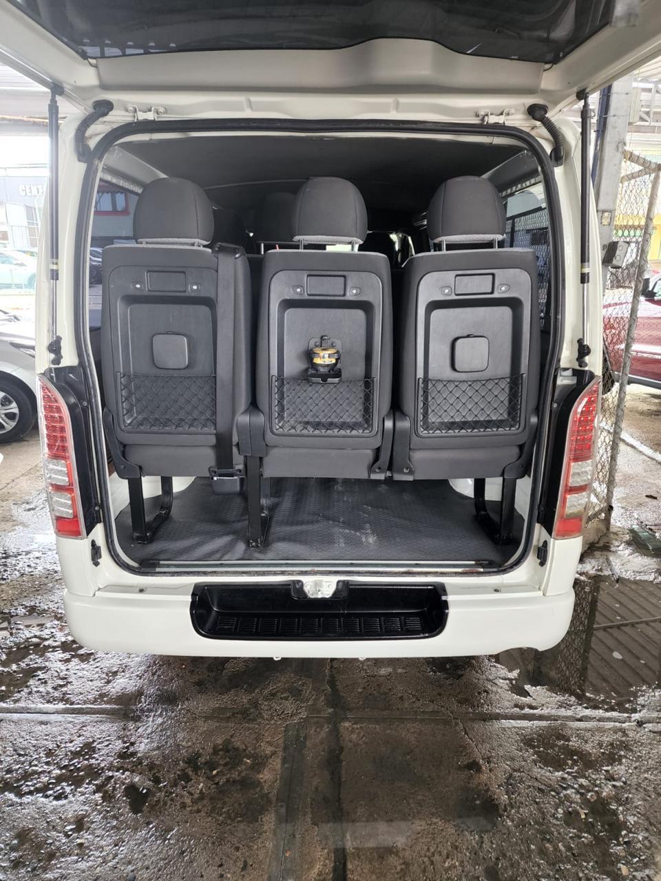 camiones y vehiculos pesados - Toyota HIACE 4