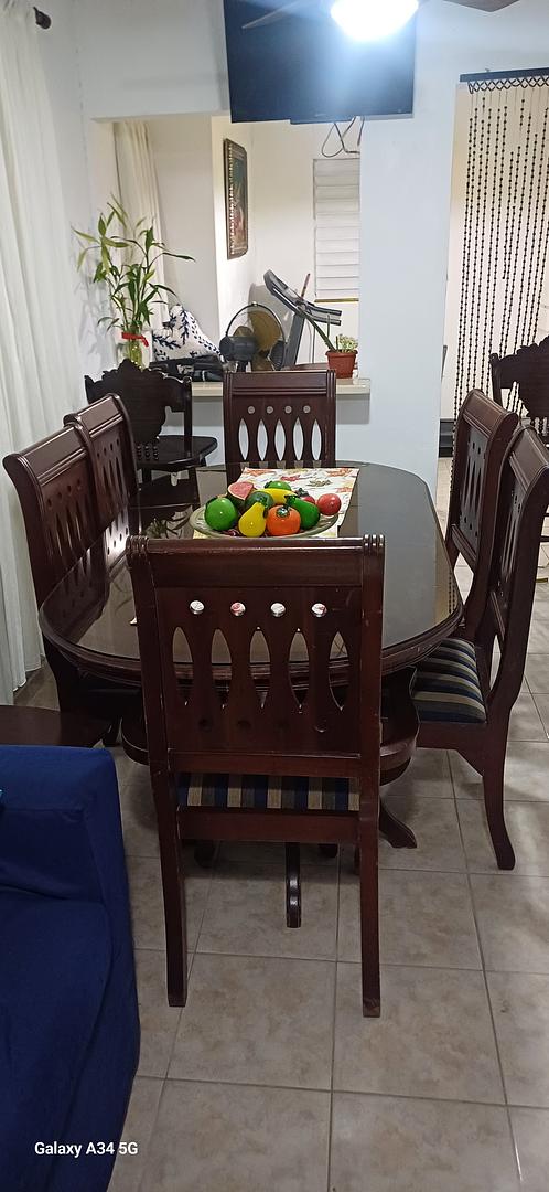 muebles y colchones - Juego de comedor en caoba con tope de cristal – 6 sillas. 0