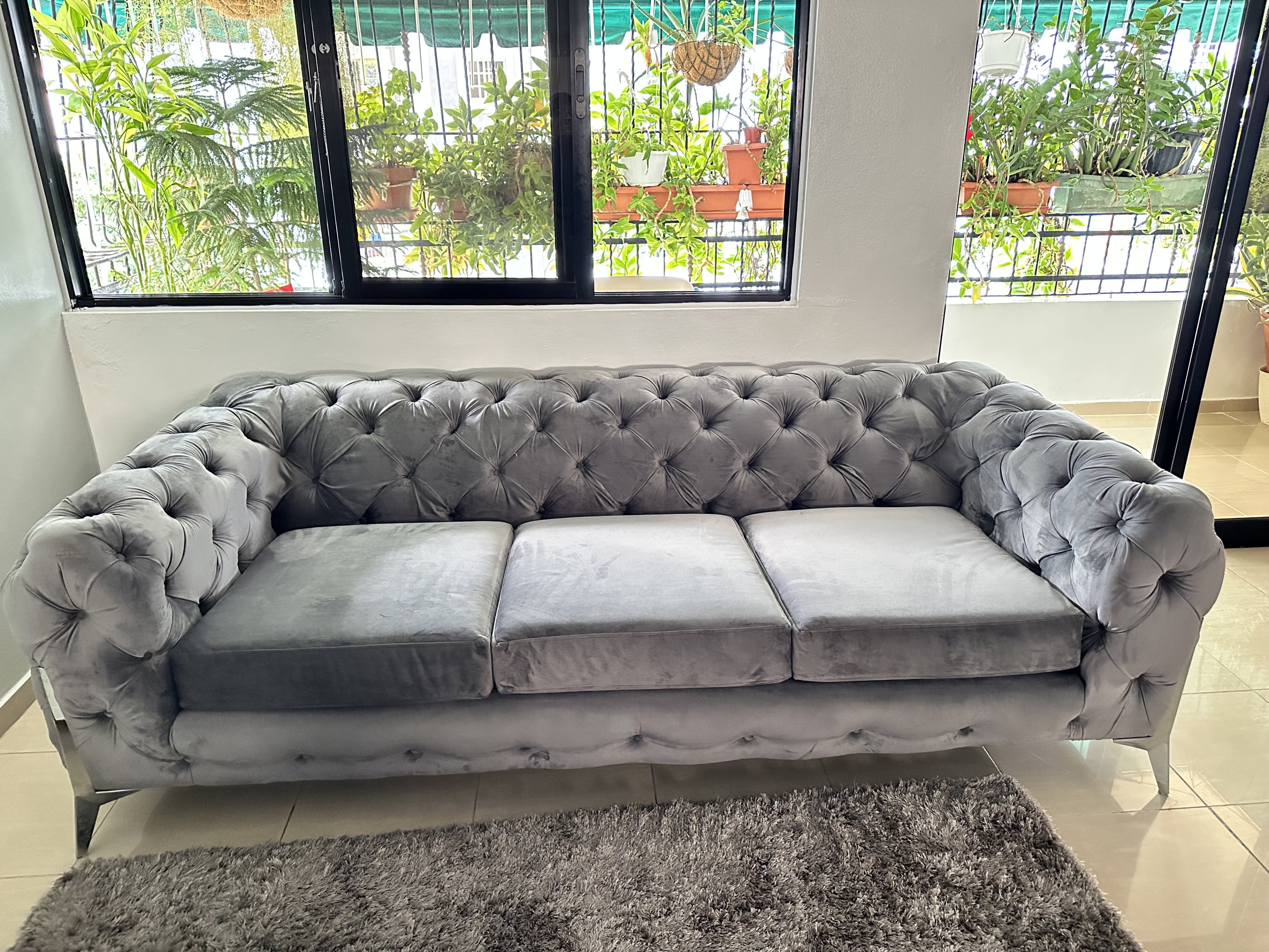 muebles y colchones - Sofá de Terciopelo Gris – Estilo Elegante y Moderno. Velvet Sofa By Everly Quinn 1