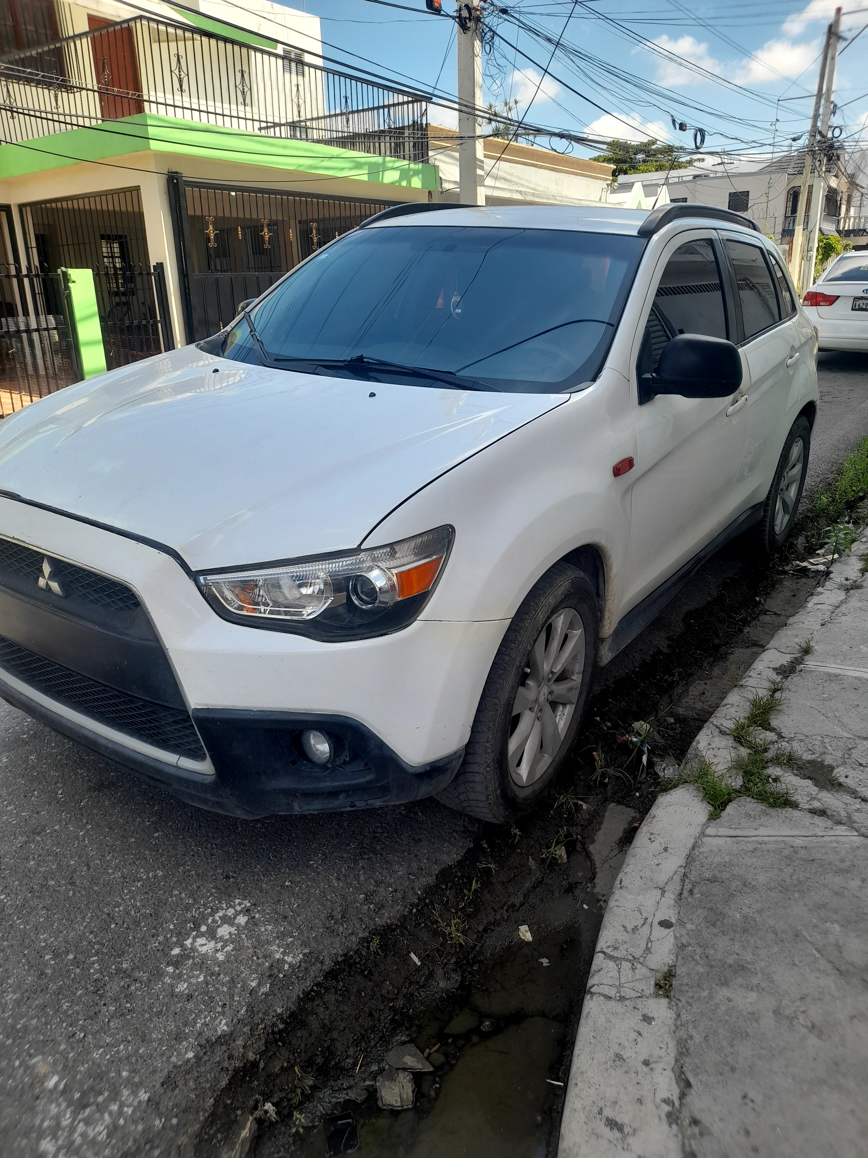 jeepetas y camionetas - Mitsubishi outlander 2011 buen estado  0
