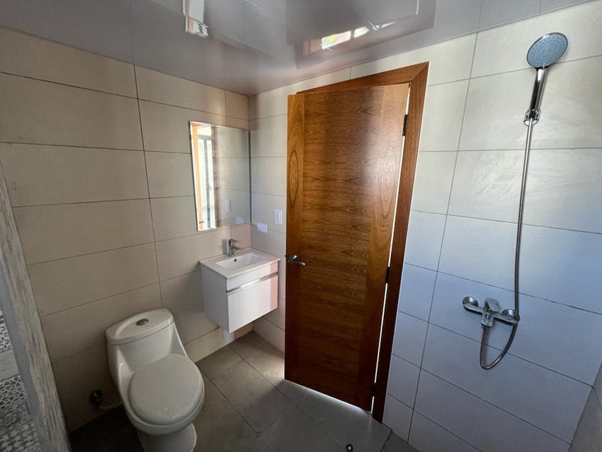 apartamentos - Apartamento en alquiler #24-564 Evaristo Morales, 2 hab. ascensor, balcón. 7