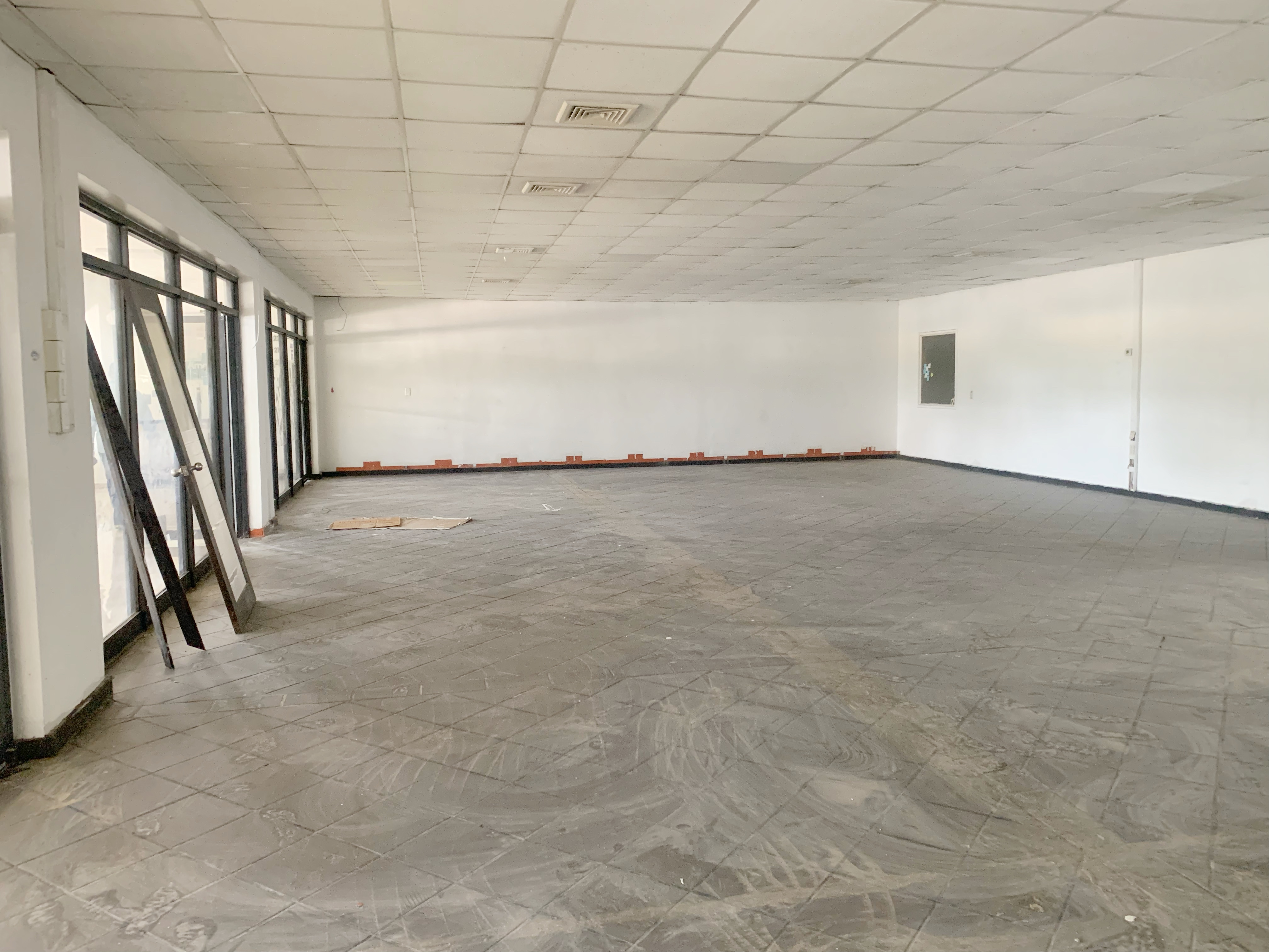 oficinas y locales comerciales - Local céntrico en Naco  2
