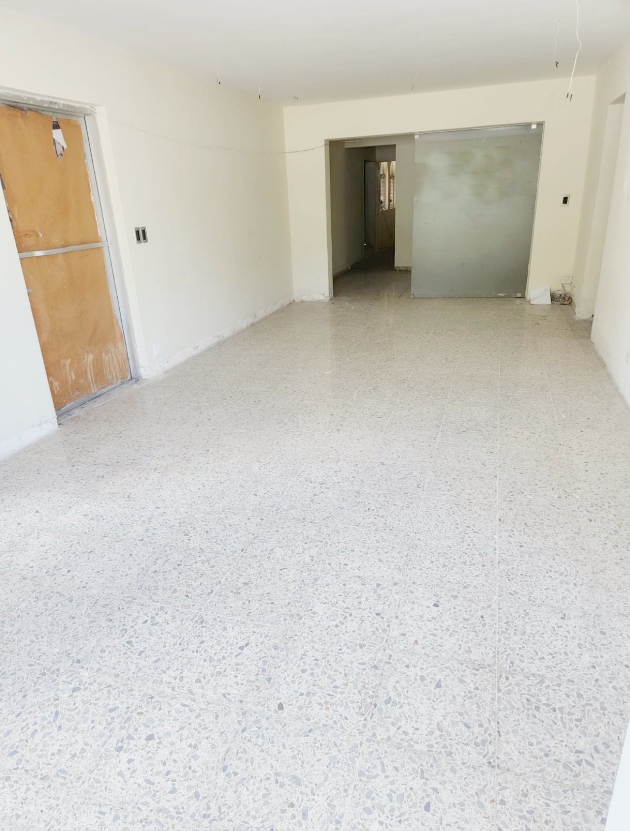 oficinas y locales comerciales - Local céntrico en Evaristo morales  2