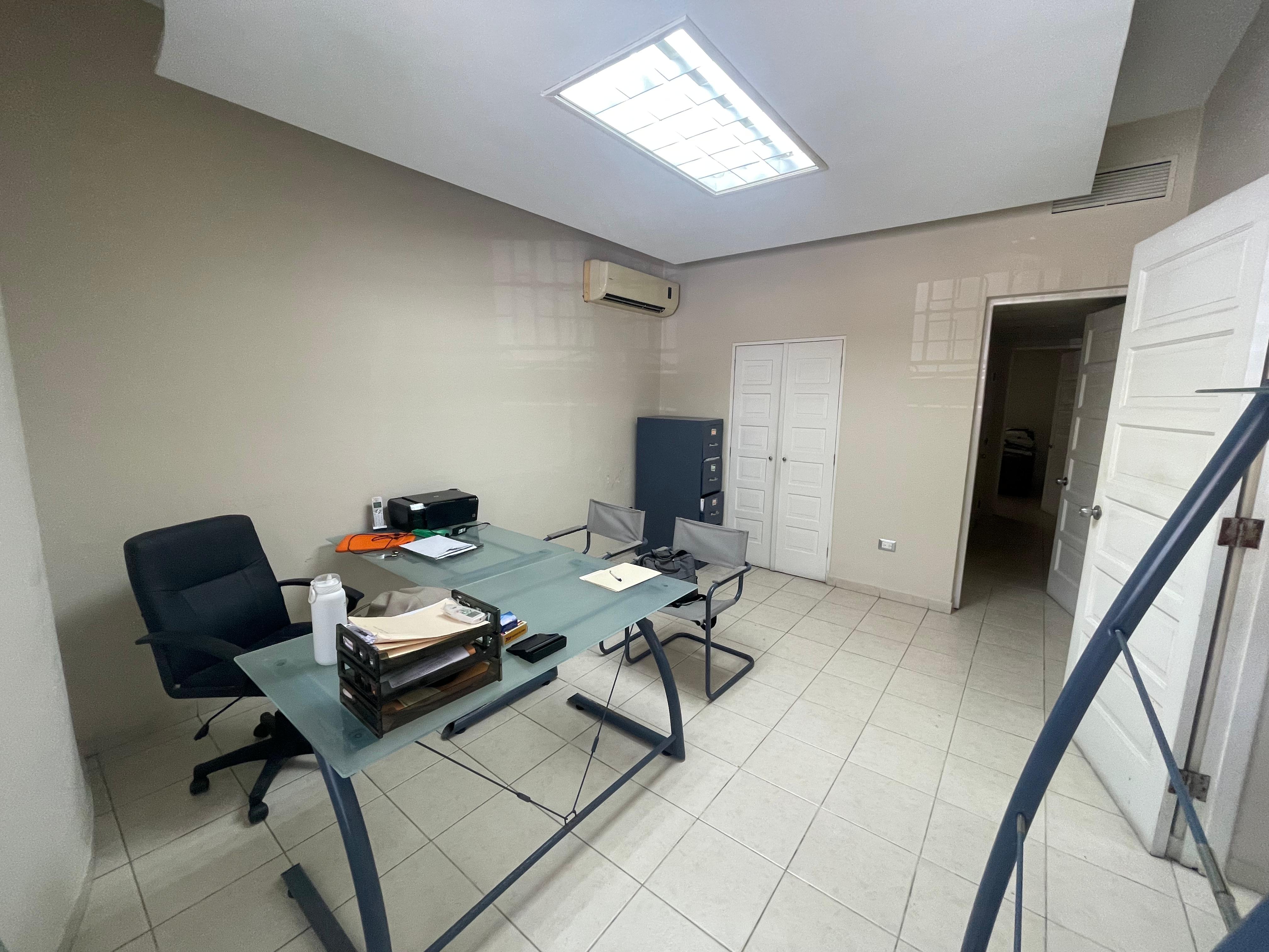 oficinas y locales comerciales - Local comercial 120 mts en Zona Universitaria 4