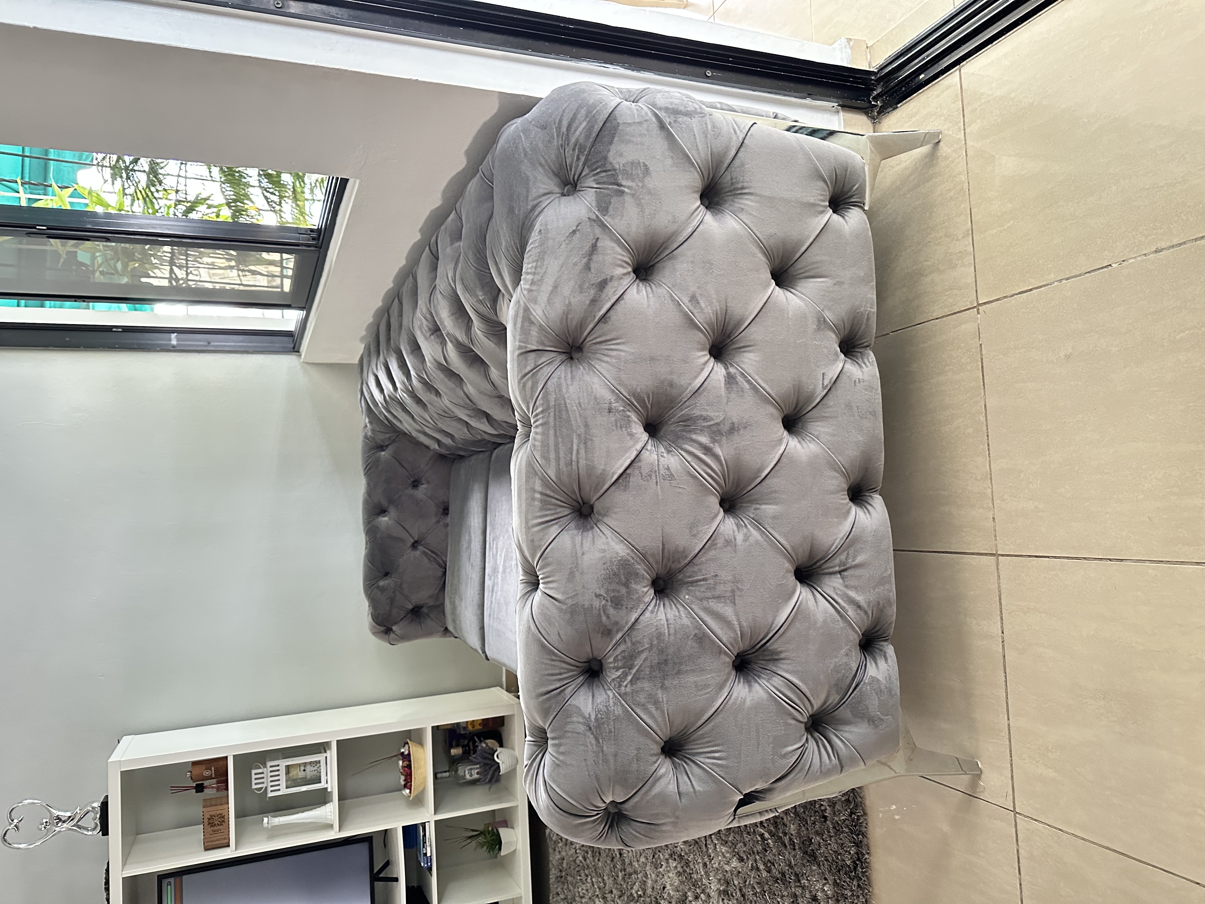 muebles y colchones - Sofá de Terciopelo Gris – Estilo Elegante y Moderno. Velvet Sofa By Everly Quinn 3