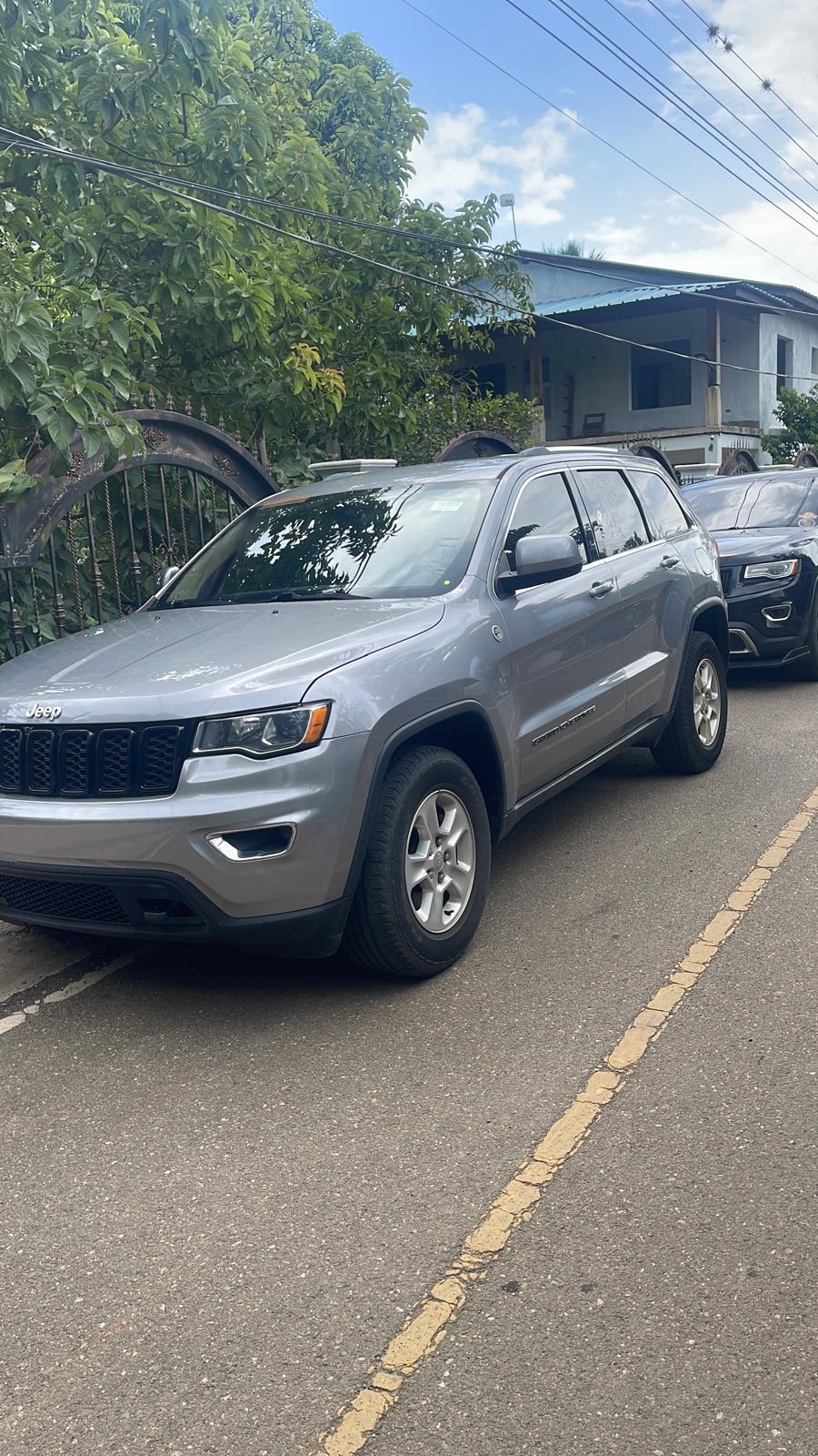 jeepetas y camionetas - Grand cherokee Laredo 4x4 2018  1