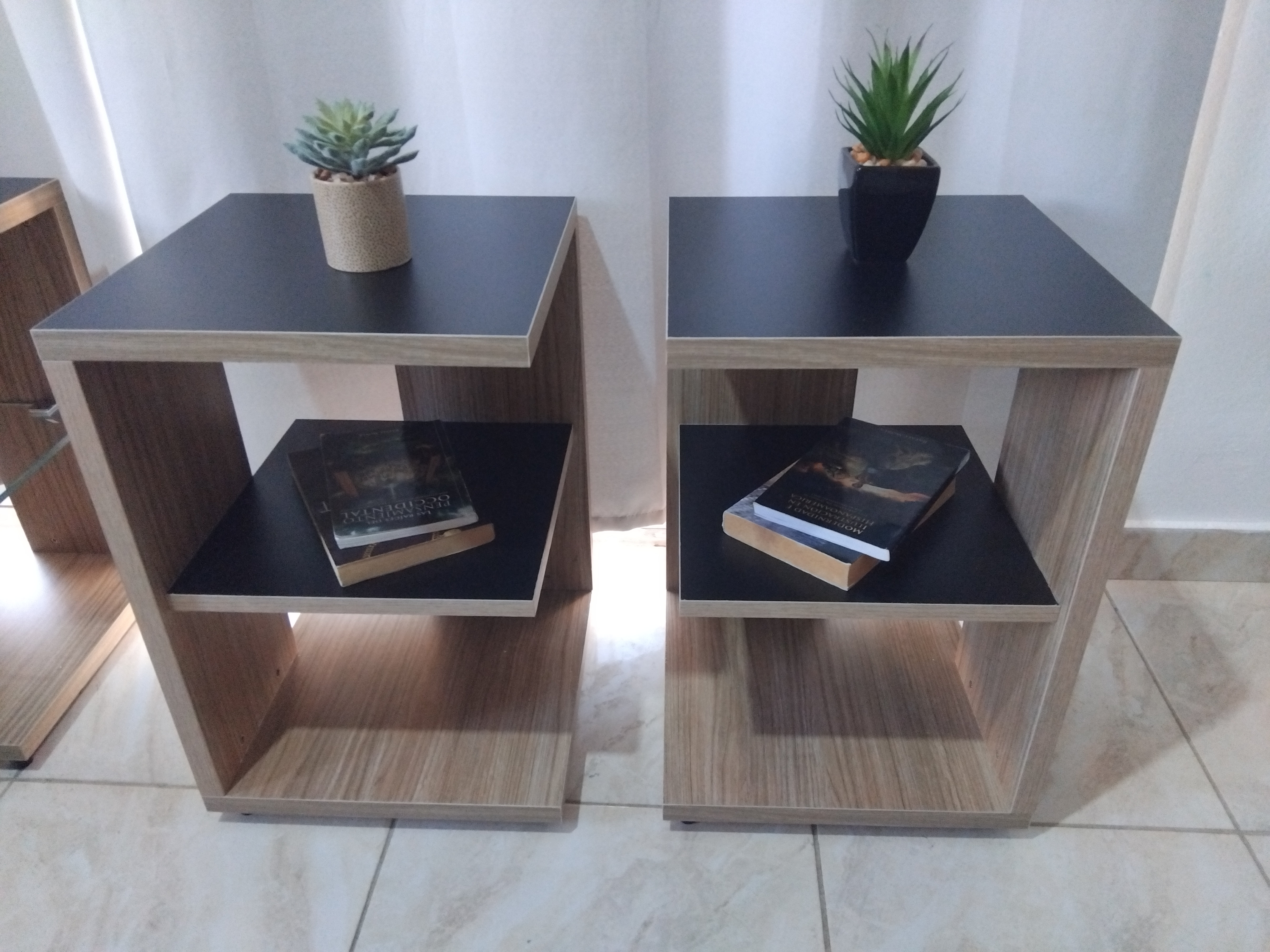 muebles y colchones - Mesas auxiliares de melamina. NUEVAS Y RESISTENTES. Cada una cuesta 2,500 pesos.